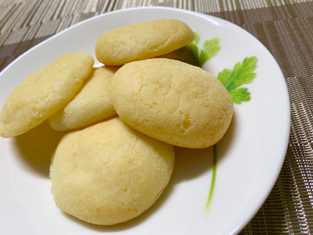 Pão de queijo ポンデケージョもちもちして美味しい(*´∀`*) 材料は白玉粉、粉チーズ、小麦粉、オリーブオイル、牛乳。 Pão de queijo ポンデケージョもちもちして美味しい(*´∀`*) 材料は白玉粉、粉チーズ、小麦粉、オリーブオイル、牛乳。