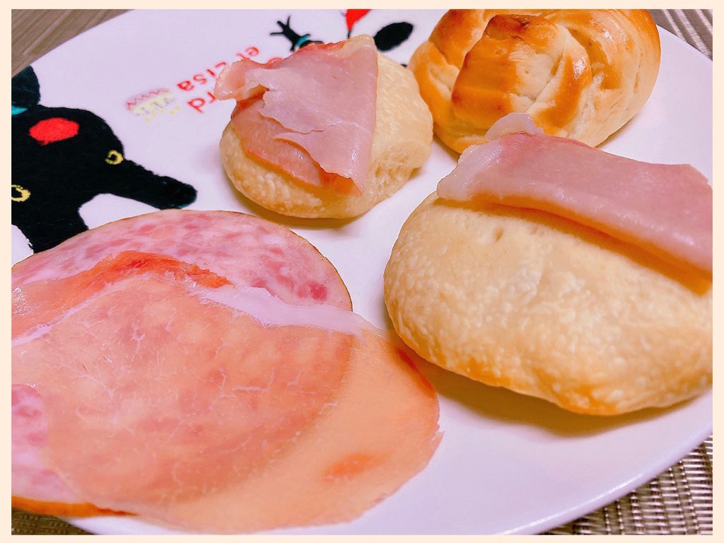 手づくりパンと生ハムととシャウスライスな朝食。 手づくりパンと生ハムととシャウスライスな朝食。