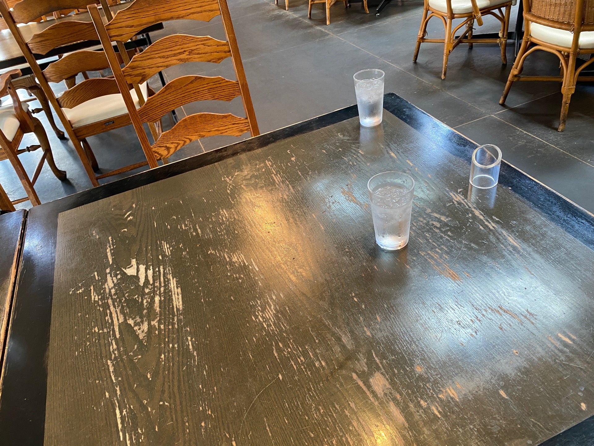 2人席のテーブルは大きめで2つ並べると4人席のテーブルより広い。 (@ ステーキのあさくま 小牧店 in 小牧市, 愛知県) 2人席のテーブルは大きめで2つ並べると4人席のテーブルより広い。 (@ ステーキのあさくま 小牧店 in 小牧市, 愛知県)