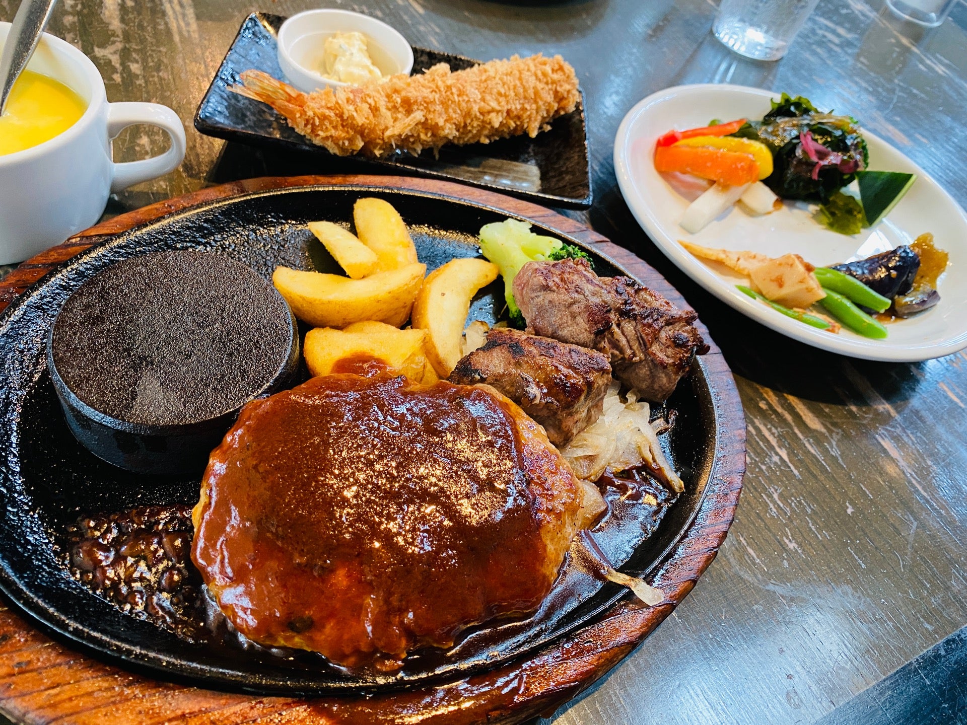 ハンバーグとビフテキと大エビフライ。他のセットのミニエビフライもわりと大きくてあまり差がない気がする。 (@ ステーキのあさくま 小牧店 in 小牧市, 愛知県) ハンバーグとビフテキと大エビフライ。他のセットのミニエビフライもわりと大きくてあまり差がない気がする。 (@ ステーキのあさくま 小牧店 in 小牧市, 愛知県)