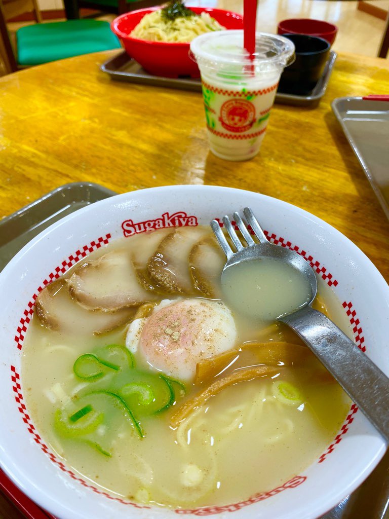 スガキヤ 特製ラーメン & ヨーグルトシェーク2021 (∩´∀`)∩ スガキヤ ラーメンフォークって形が変わったのかな。丼も小さくなったというか形が変わってる。ヨーグルトシェークこぼしかけたけどフタのおかげでセーフ( ゚∀゚) スガキヤ 特製ラーメン & ヨーグルトシェーク2021 (∩´∀`)∩ スガキヤ ラーメンフォークって形が変わったのかな。丼も小さくなったというか形が変わってる。ヨーグルトシェークこぼしかけたけどフタのおかげでセーフ( ゚∀゚)
