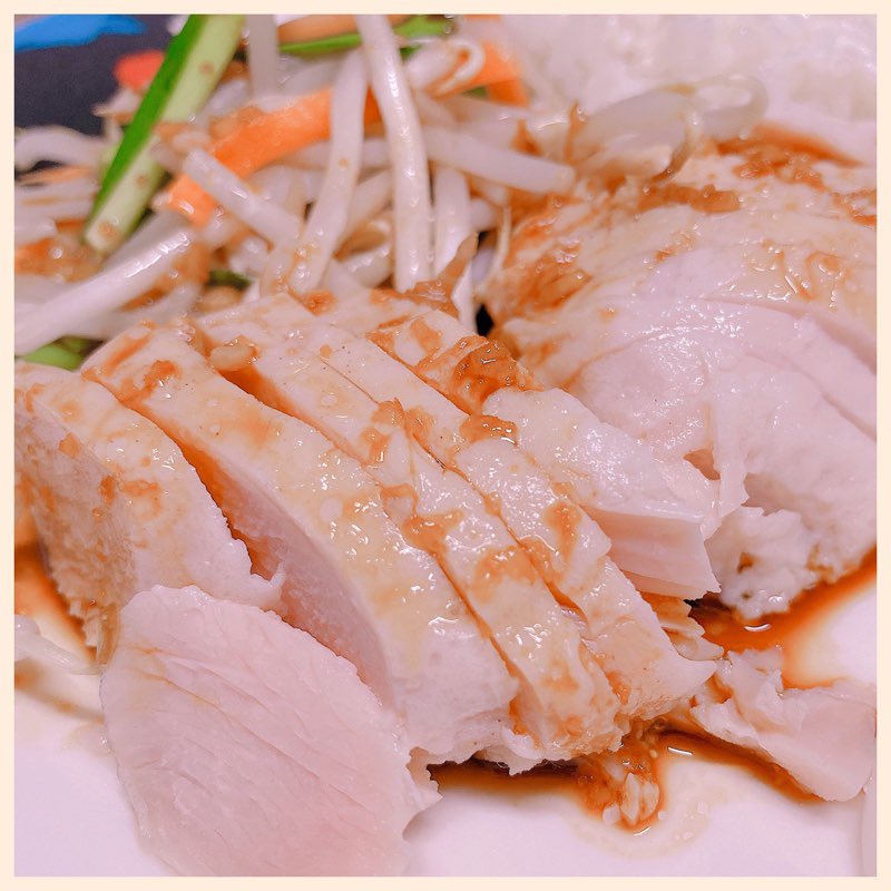 サラダチキンとカット野菜をレンチンして醤油、胡麻油、バルサミコ酢、生姜、鶏がらスープの素を混ぜて軽くレンチンしてかけて食べるカオマンガイ風ごはん。まあ美味しいけど見た目は微妙ね。 サラダチキンとカット野菜をレンチンして醤油、胡麻油、バルサミコ酢、生姜、鶏がらスープの素を混ぜて軽くレンチンしてかけて食べるカオマンガイ風ごはん。まあ美味しいけど見た目は微妙ね。