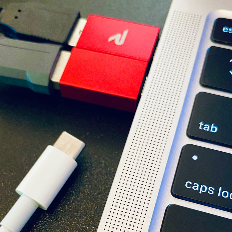 2年半前に買った「Rampow USB Type C to USB 3.0 変換アダプタ」でもギチギチでぶつかってしまうけど使えないことはない。横から負荷をかけたらどうなってしまうのかちょっと怖い。 2年半前に買った「Rampow USB Type C to USB 3.0 変換アダプタ」でもギチギチでぶつかってしまうけど使えないことはない。横から負荷をかけたらどうなってしまうのかちょっと怖い。