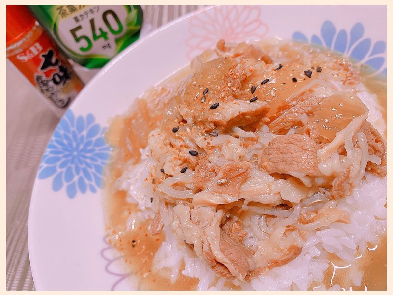 レンチンごはんにレトルト牛丼の素な夕飯、汁だく( ゚∀゚) レンチンごはんにレトルト牛丼の素な夕飯、汁だく( ゚∀゚)