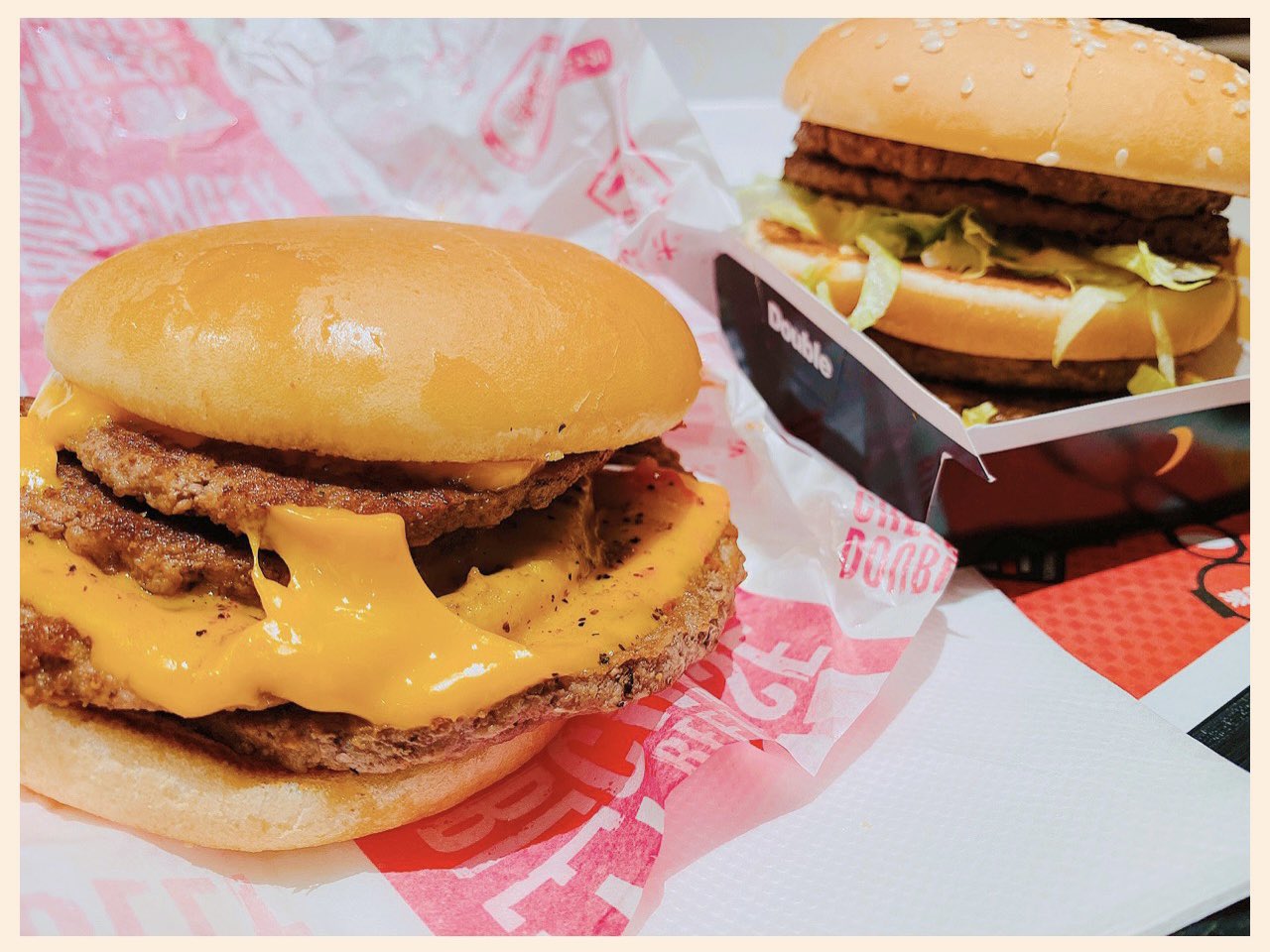 マクドナルドの夜マックでボリュームアップした倍ダブルチーズバーガー (゚д゚) ビーフパティ4枚なのよ。後ろには同じくビーフパティ4枚の倍ビッグマックが控えてる。 マクドナルドの夜マックでボリュームアップした倍ダブルチーズバーガー (゚д゚) ビーフパティ4枚なのよ。後ろには同じくビーフパティ4枚の倍ビッグマックが控えてる。