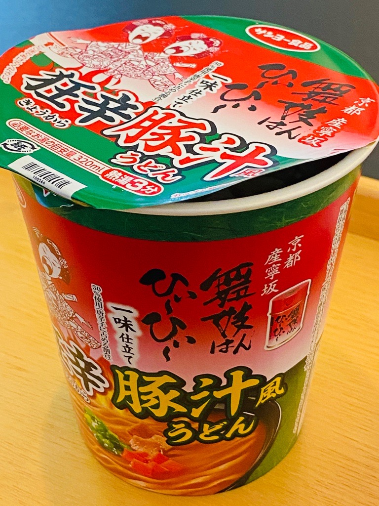 京都 産寧坂 舞妓はん ひぃ~ひぃ~ 一味仕立て 狂辛豚汁風うどん 京都 産寧坂 舞妓はん ひぃ~ひぃ~ 一味仕立て 狂辛豚汁風うどん