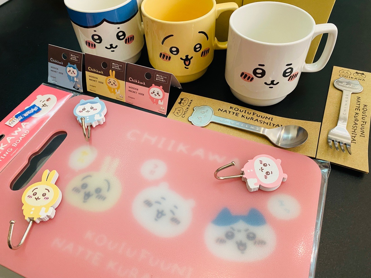 ちいかわグッズ( ´∀`) まな板、陶器なスタックマグ、木製マグネットフック、メタルカトラリースプーン(ちいかわ)、メタルカトラリーフォーク(ハチワレ)。 ちいかわグッズ( ´∀`) まな板、陶器なスタックマグ、木製マグネットフック、メタルカトラリースプーン(ちいかわ)、メタルカトラリーフォーク(ハチワレ)。