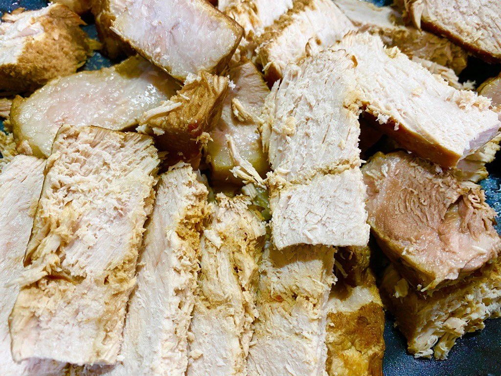 チャーシュー作りに失敗してパサパサになってしまった豚肉さんたち。豚バラ肉はわりと美味しくなっているのだけど、腿肉だったかロースだったかはパサパサになってるのでとりあえずスライスカット。 チャーシュー作りに失敗してパサパサになってしまった豚肉さんたち。豚バラ肉はわりと美味しくなっているのだけど、腿肉だったかロースだったかはパサパサになってるのでとりあえずスライスカット。