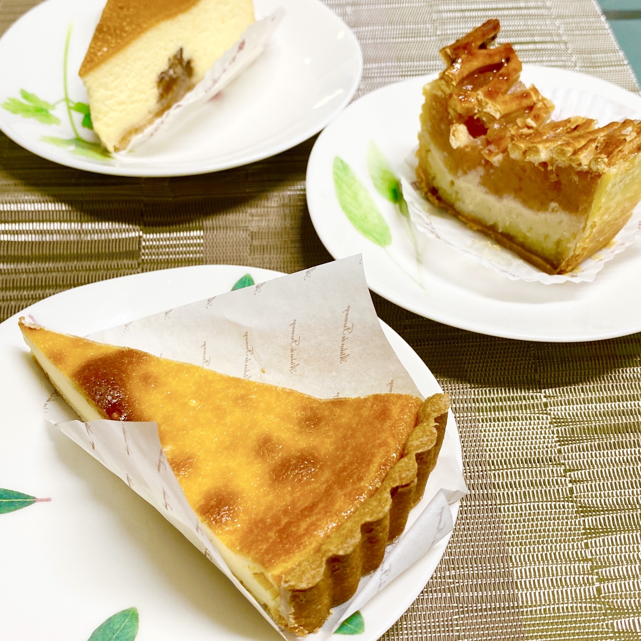 アトリエ・ド・フロマージュのチーズケーキとアップルパイ食べる(゚д゚)ウマー アトリエ・ド・フロマージュのチーズケーキとアップルパイ食べる(゚д゚)ウマー