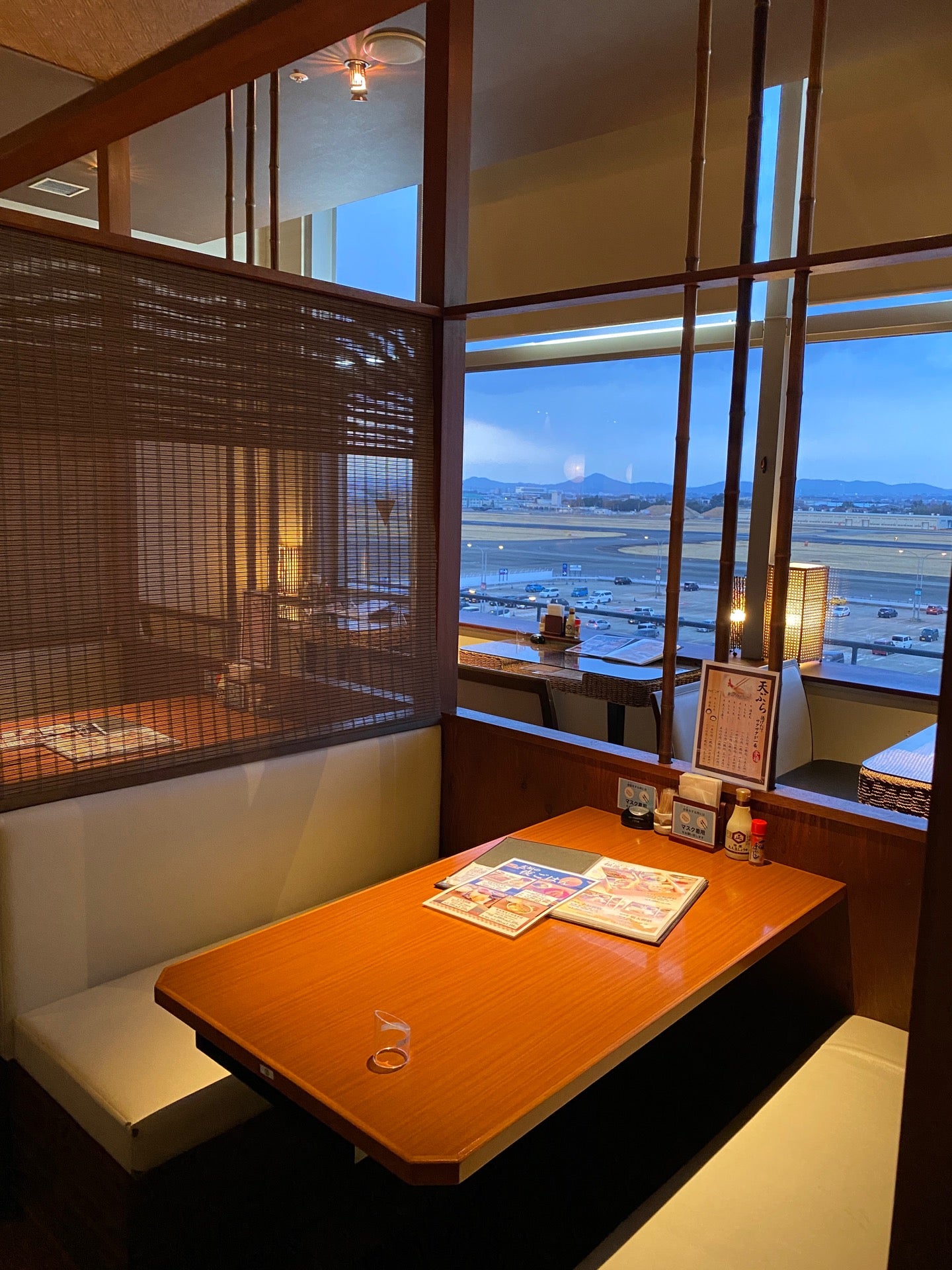 エアポートウォーク名古屋4階。県営名古屋空港の飛行場が見えるカップル席がある。 (@ そばと和食 麦福 in 西春日井郡豊山町, 愛知県) エアポートウォーク名古屋4階。県営名古屋空港の飛行場が見えるカップル席がある。 (@ そばと和食 麦福 in 西春日井郡豊山町, 愛知県)