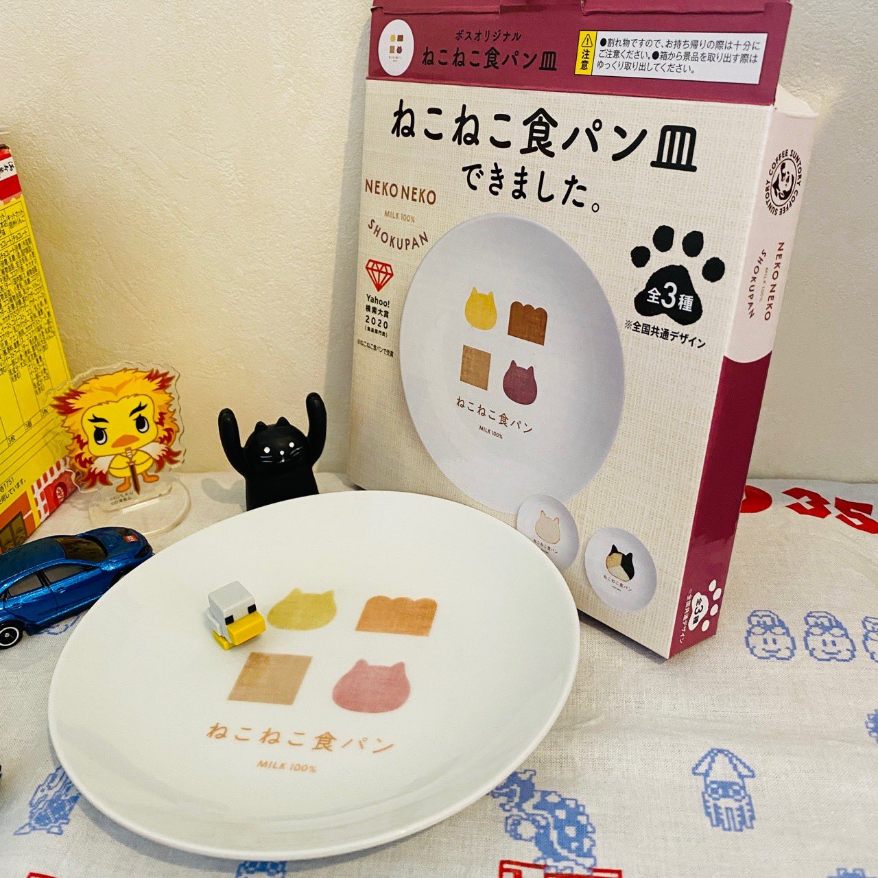 ボスオリジナル ねこねこ食パン皿。電子レンジ・食洗機はOKだけど「機種・メーカーによりご使用いただけない場合もございます」って逃げ文が書かれてた。磁器。直径153 x 高さ20mm。 ボスオリジナル ねこねこ食パン皿。電子レンジ・食洗機はOKだけど「機種・メーカーによりご使用いただけない場合もございます」って逃げ文が書かれてた。磁器。直径153 x 高さ20mm。