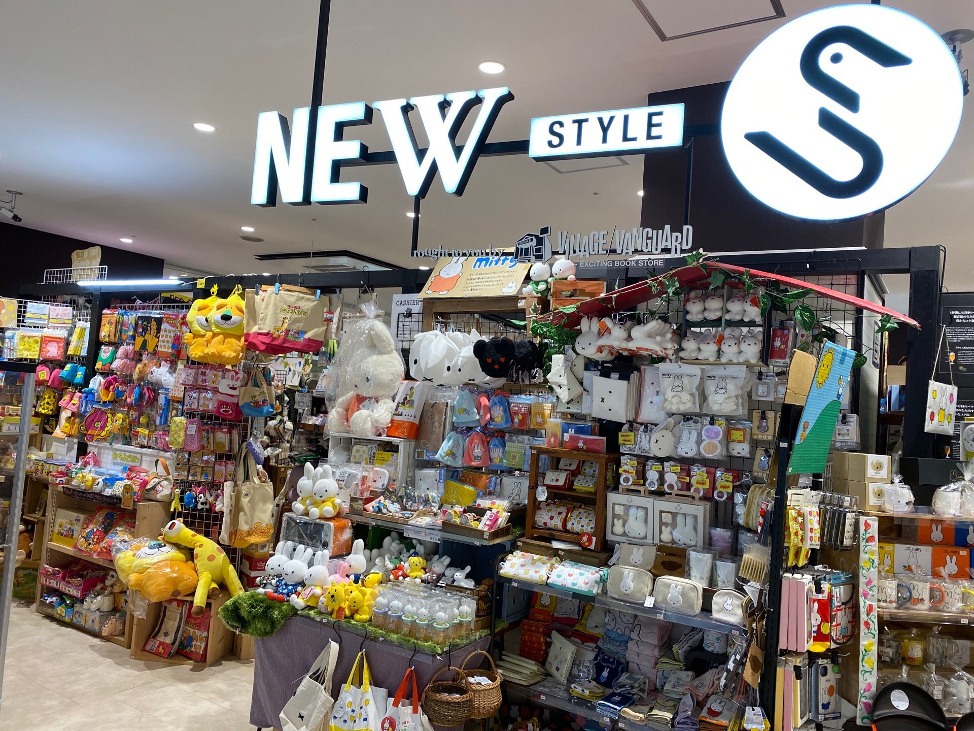 ヴィレッジヴァンガード (@ new style イオンモール桑名 in 桑名市, 三重県) ヴィレッジヴァンガード (@ new style イオンモール桑名 in 桑名市, 三重県)