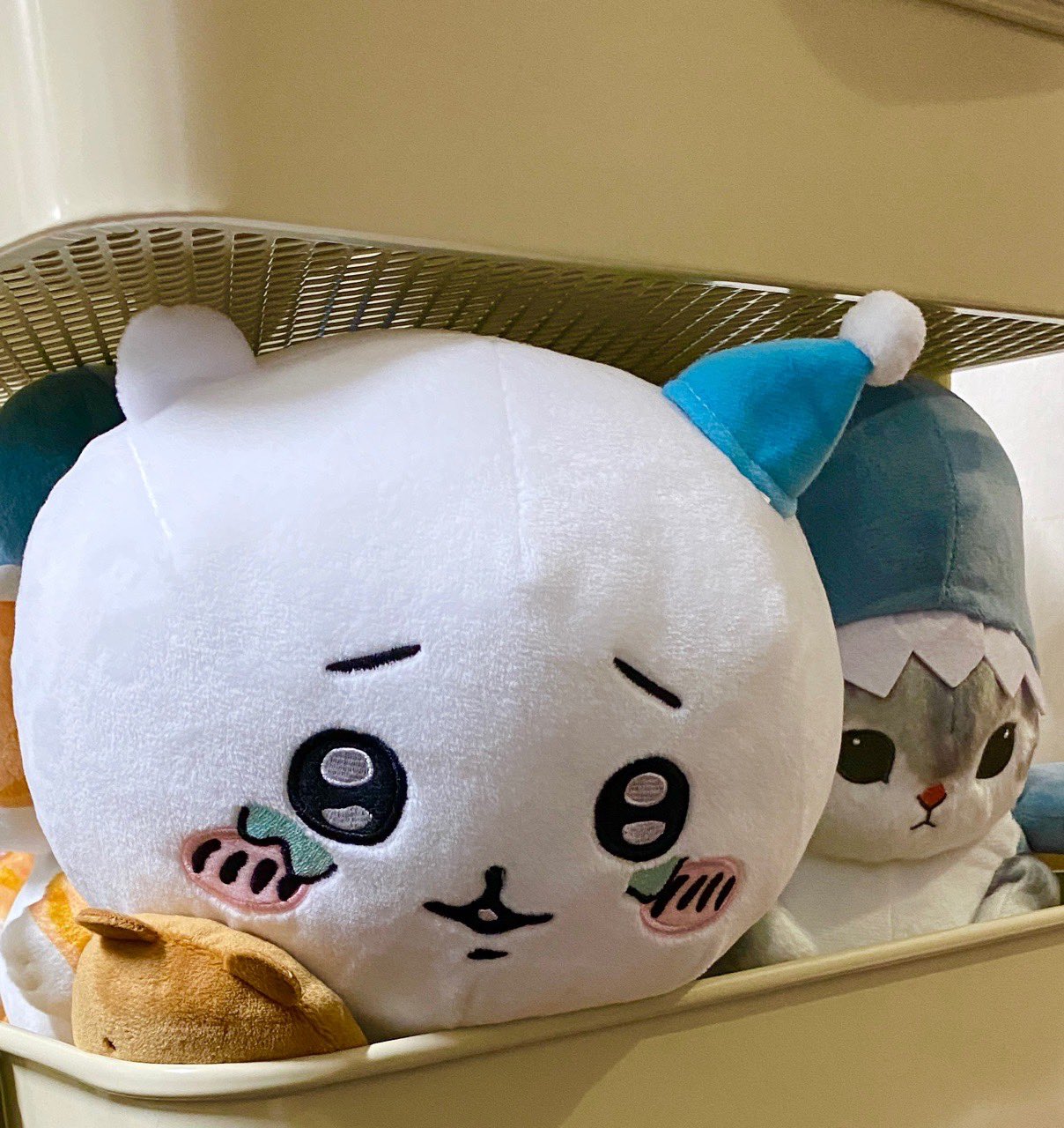 キッチンワゴンに入ってみた、ちいかわ こわい夢BIGぬいぐるみ。 キッチンワゴンに入ってみた、ちいかわ こわい夢BIGぬいぐるみ。