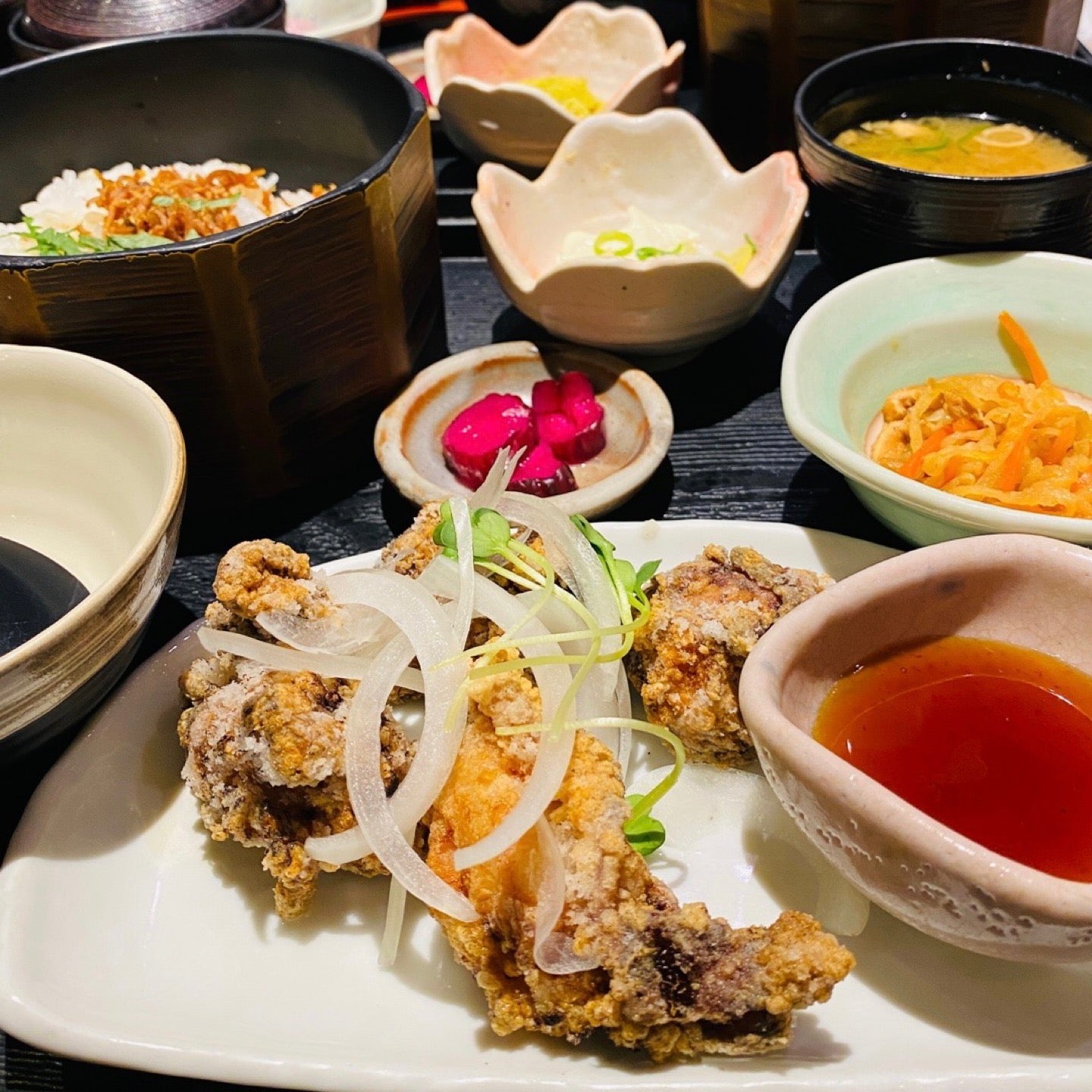鶏の塩麹からあげ 黒酢添え。もち麦ご飯や自家製豆腐も付いてくる。 (@ そばと和食 麦福 in 西春日井郡豊山町, 愛知県) 鶏の塩麹からあげ 黒酢添え。もち麦ご飯や自家製豆腐も付いてくる。 (@ そばと和食 麦福 in 西春日井郡豊山町, 愛知県)