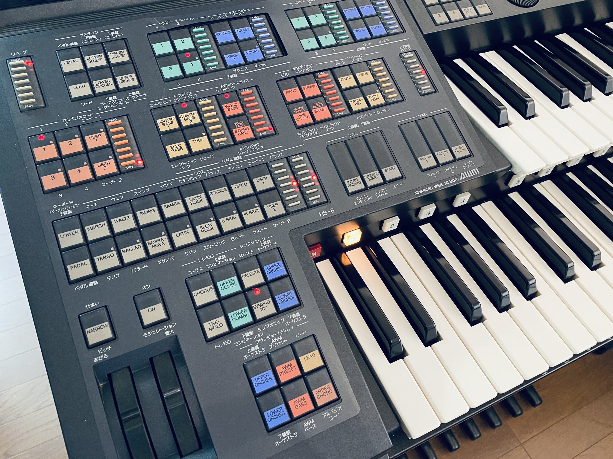 ひさびさにエレクトーン弾いた。HS-8 は30年以上前に買ったものだけどまだ音は出るし壊れていない。スピーカーのあたりから雑音が聞こえるときはあるけど。 ひさびさにエレクトーン弾いた。HS-8 は30年以上前に買ったものだけどまだ音は出るし壊れていない。スピーカーのあたりから雑音が聞こえるときはあるけど。
