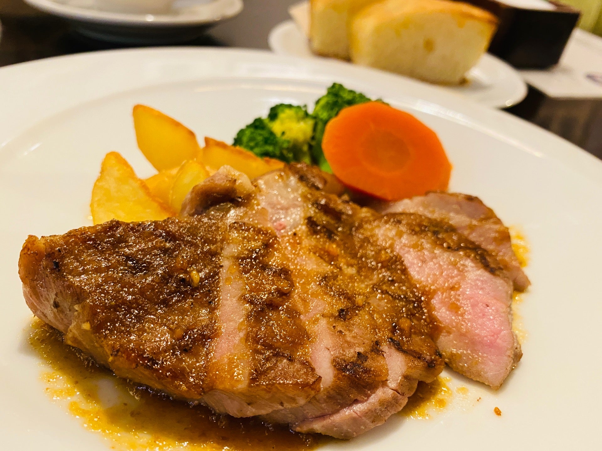 ブリックランチ、低温調理した豚肩ロースのグリル ジンジャーソース (゚д゚)ウマー (@ BRICK CAFE in 小牧市, 愛知県) ブリックランチ、低温調理した豚肩ロースのグリル ジンジャーソース (゚д゚)ウマー (@ BRICK CAFE in 小牧市, 愛知県)