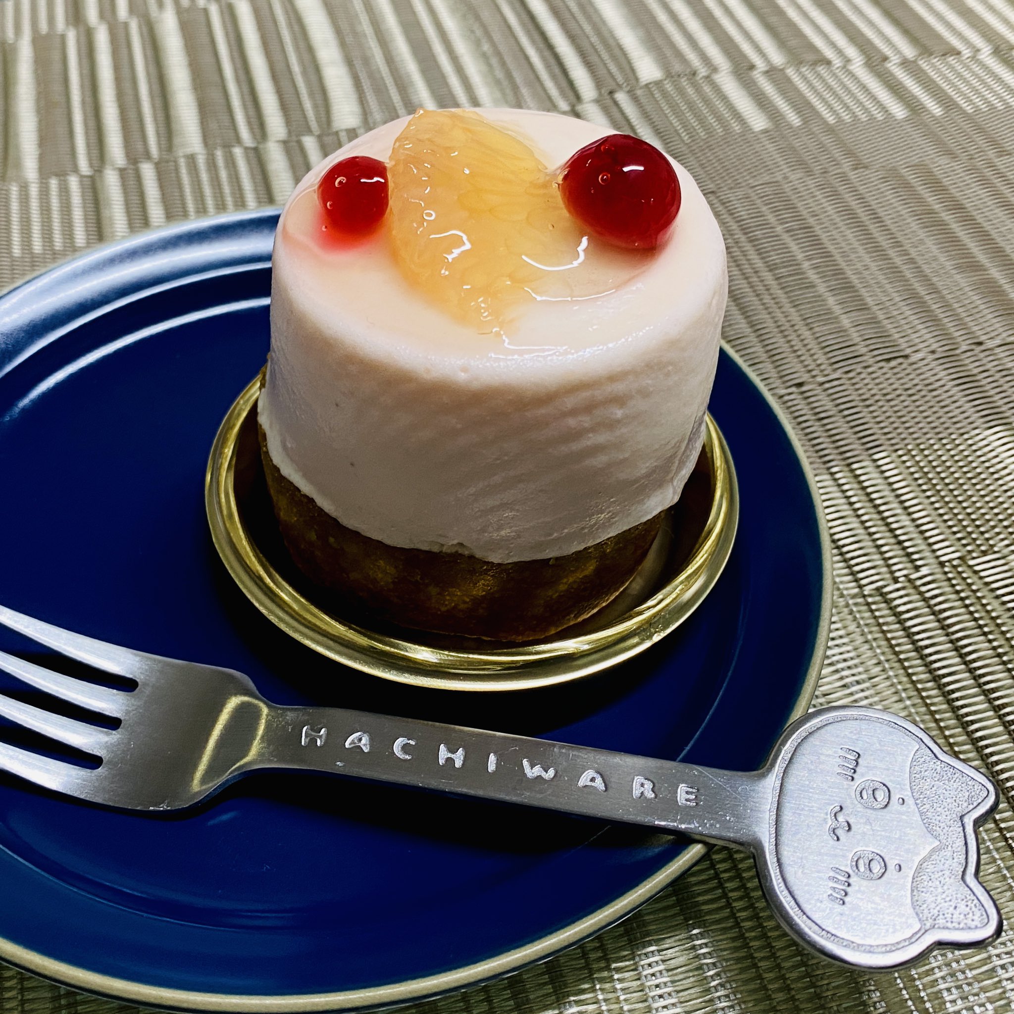 This cake is delicious. This cake is delicious.
