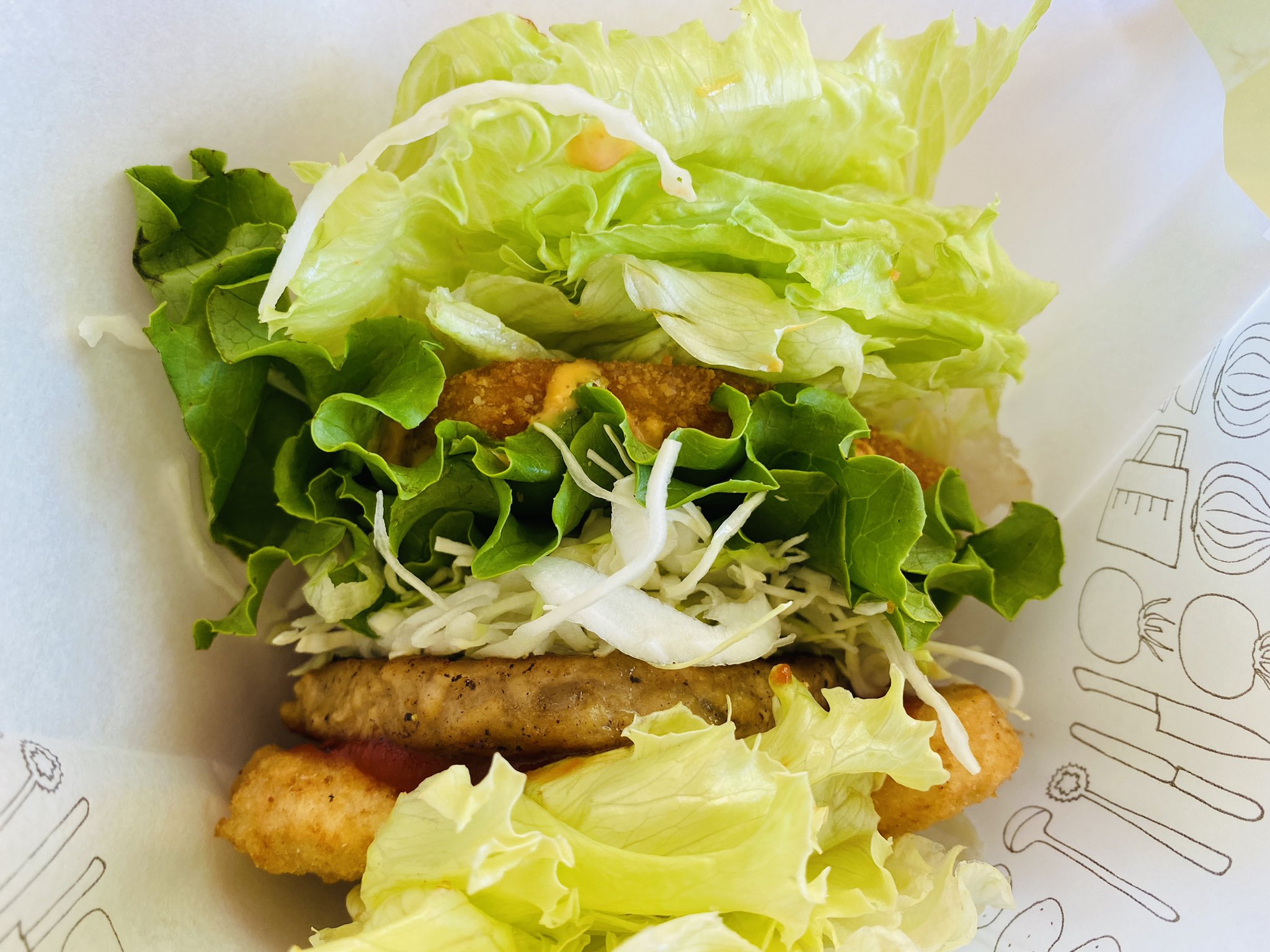 モスバーガー きんにくにくバーガー 11月までの毎月29日の肉の日限定(∩´∀`)∩ 「菜摘が大好きなオカダ・カズチカ選手(新日本プロレス)が監修」「ソイパティやチキンパティ、チキンナゲットを使用し、タンパク質と野菜を摂る事ができる菜摘仕様のハンバーガー」とのこと。バンズ代わりに野菜。 モスバーガー きんにくにくバーガー 11月までの毎月29日の肉の日限定(∩´∀`)∩ 「菜摘が大好きなオカダ・カズチカ選手(新日本プロレス)が監修」「ソイパティやチキンパティ、チキンナゲットを使用し、タンパク質と野菜を摂る事ができる菜摘仕様のハンバーガー」とのこと。バンズ代わりに野菜。