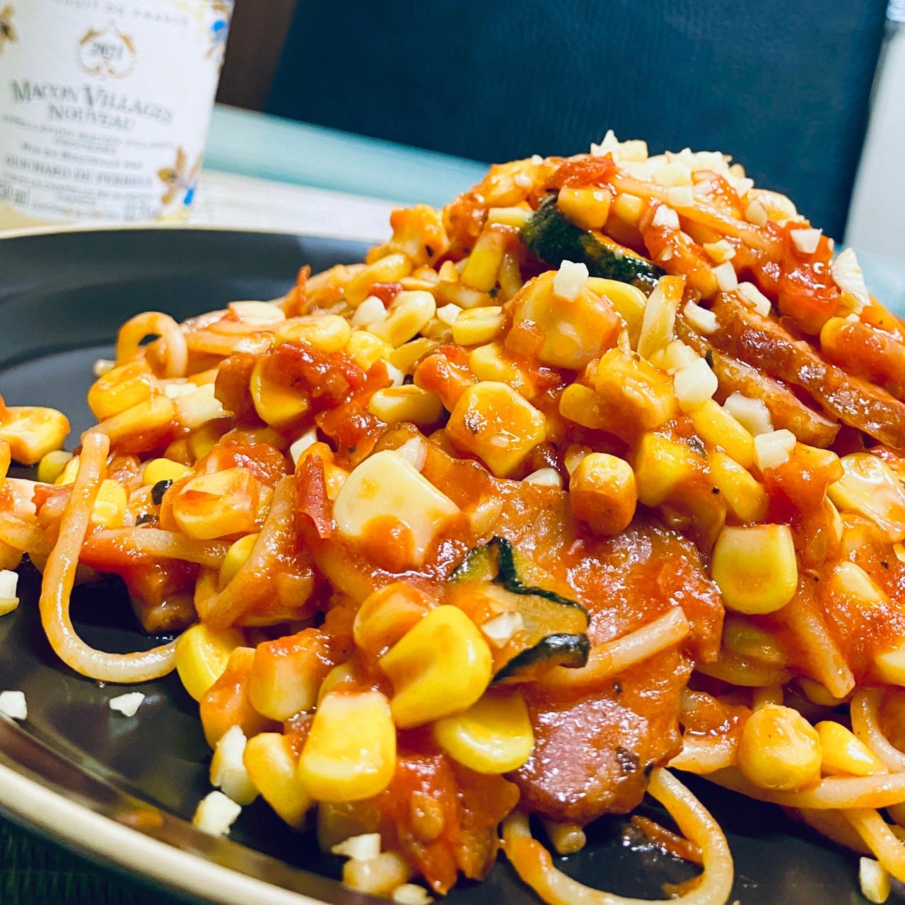 ズッキーニとベーコンとコーンのトマトソース スパゲッティ (゚д゚)ウマー 白ワインもちょい飲み ズッキーニとベーコンとコーンのトマトソース スパゲッティ (゚д゚)ウマー 白ワインもちょい飲み