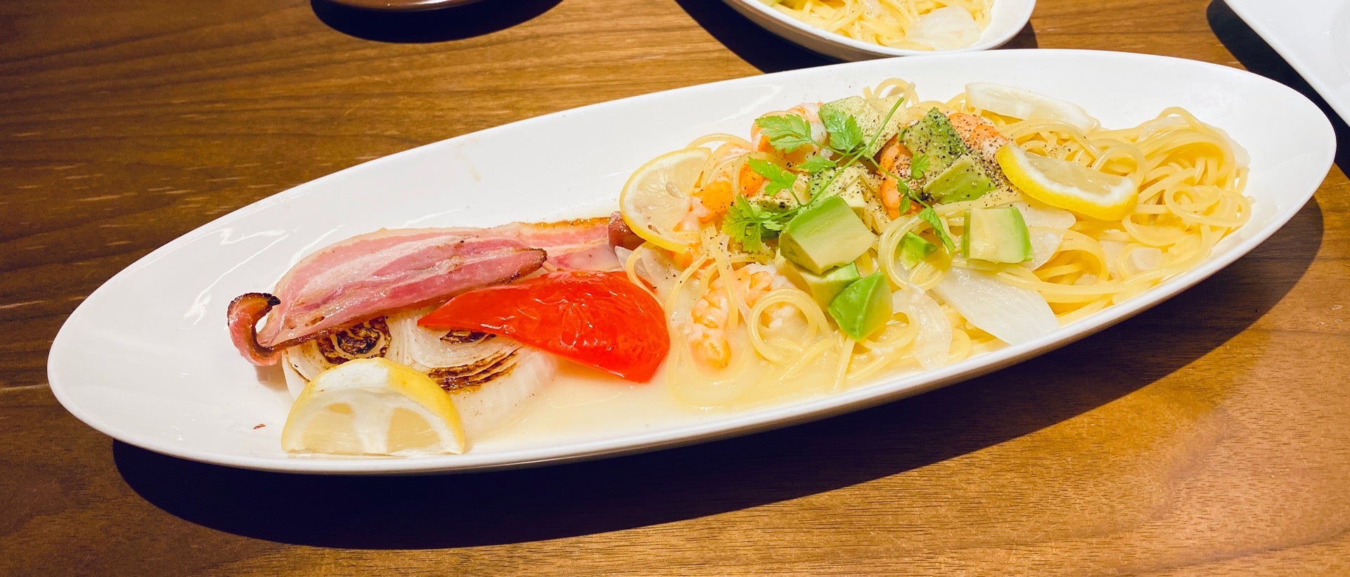海老とアボカドの塩レモンパスタ。お皿が長い。 (@ むさしの森珈琲 春日井篠木店 in 春日井市, 愛知県) 海老とアボカドの塩レモンパスタ。お皿が長い。 (@ むさしの森珈琲 春日井篠木店 in 春日井市, 愛知県)