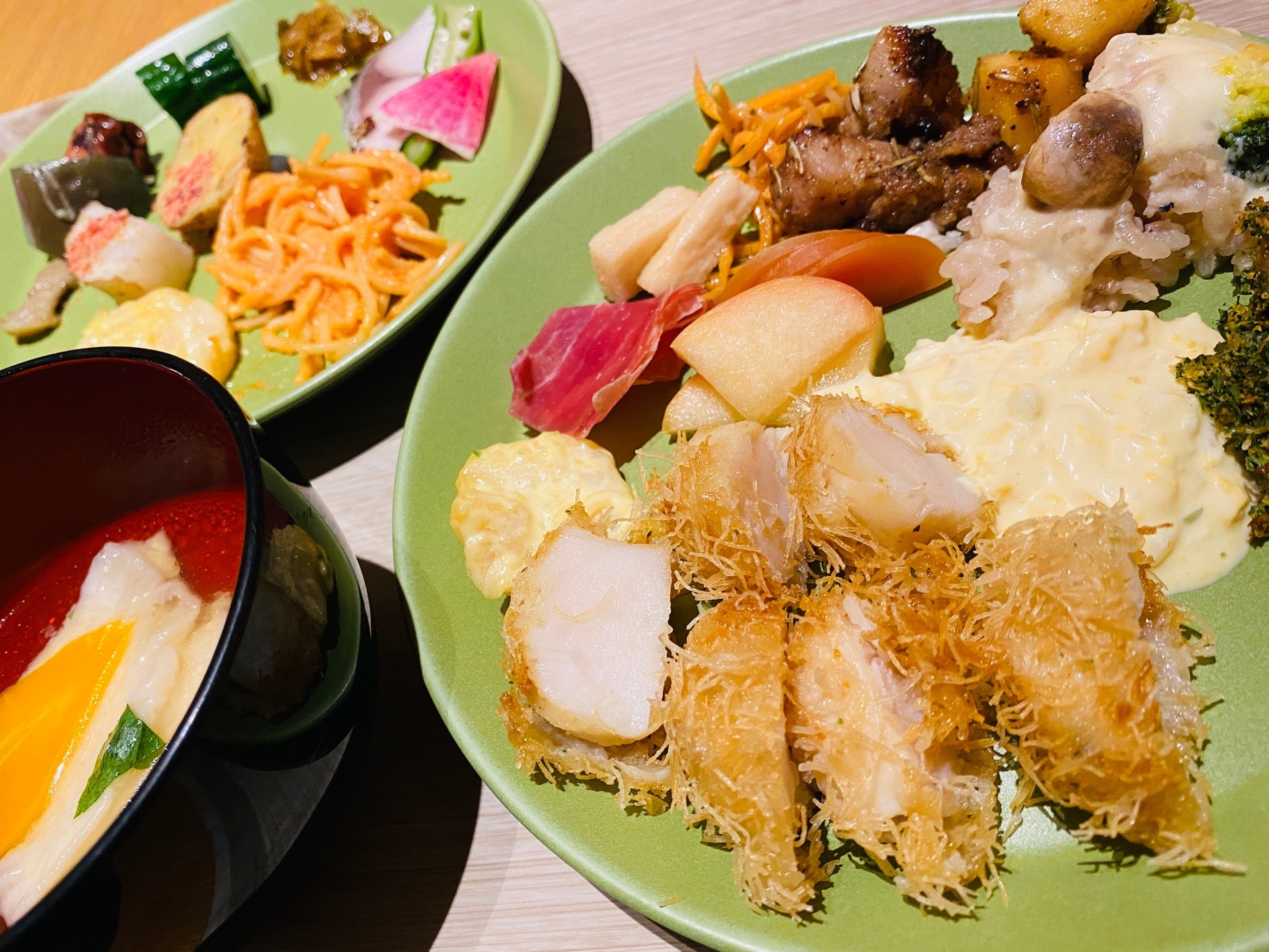 帆立貝のカダイフ揚げ、りんご塩、せんべい汁、長芋のにんにく醤油漬けなど。 (@ 青森りんごキッチン in Towada, Aomori Prefecture) 帆立貝のカダイフ揚げ、りんご塩、せんべい汁、長芋のにんにく醤油漬けなど。 (@ 青森りんごキッチン in Towada, Aomori Prefecture)
