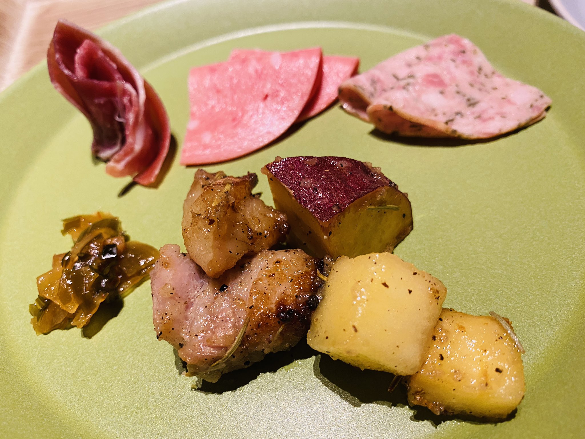 豚肉とリンゴのロースト、ねぶた漬け、生ハムなど。 豚肉とリンゴのロースト、ねぶた漬け、生ハムなど。