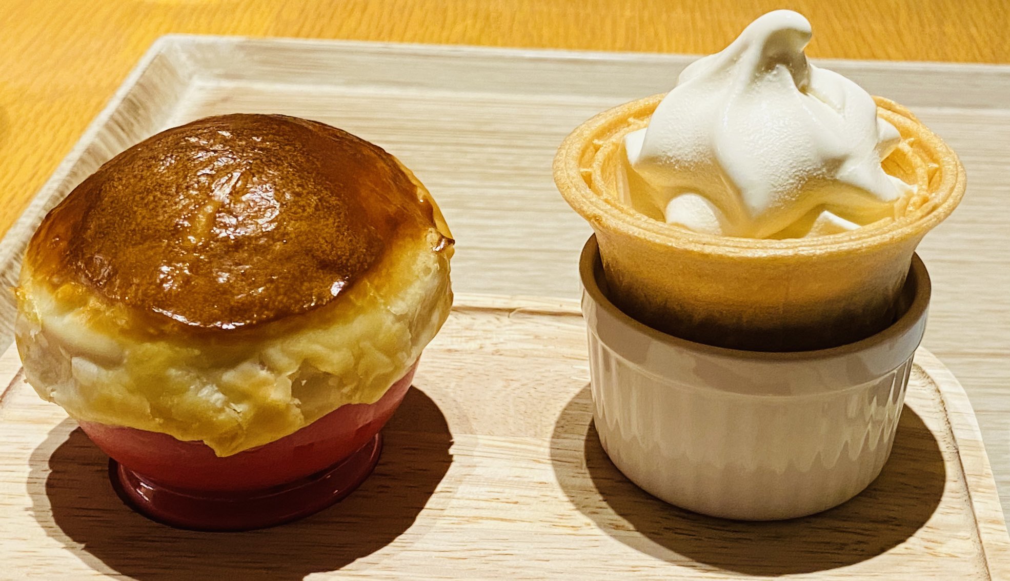 あつあつアップルパイの上を破ってソフトクリーム入れて食べる(゚д゚)ウマー あつあつアップルパイの上を破ってソフトクリーム入れて食べる(゚д゚)ウマー