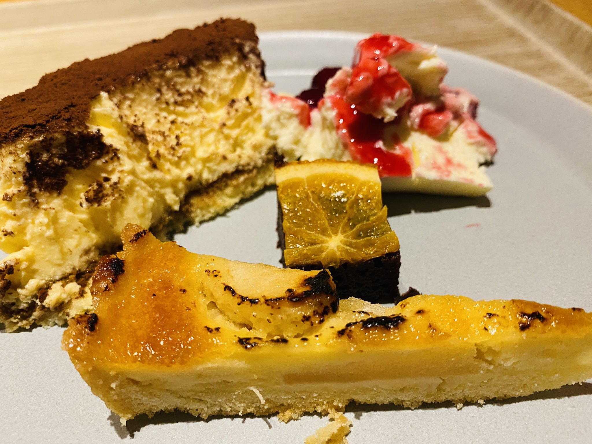 デカくて自分で取り分けるタイプのスイーツは、だいぶ崩れてる。 デカくて自分で取り分けるタイプのスイーツは、だいぶ崩れてる。