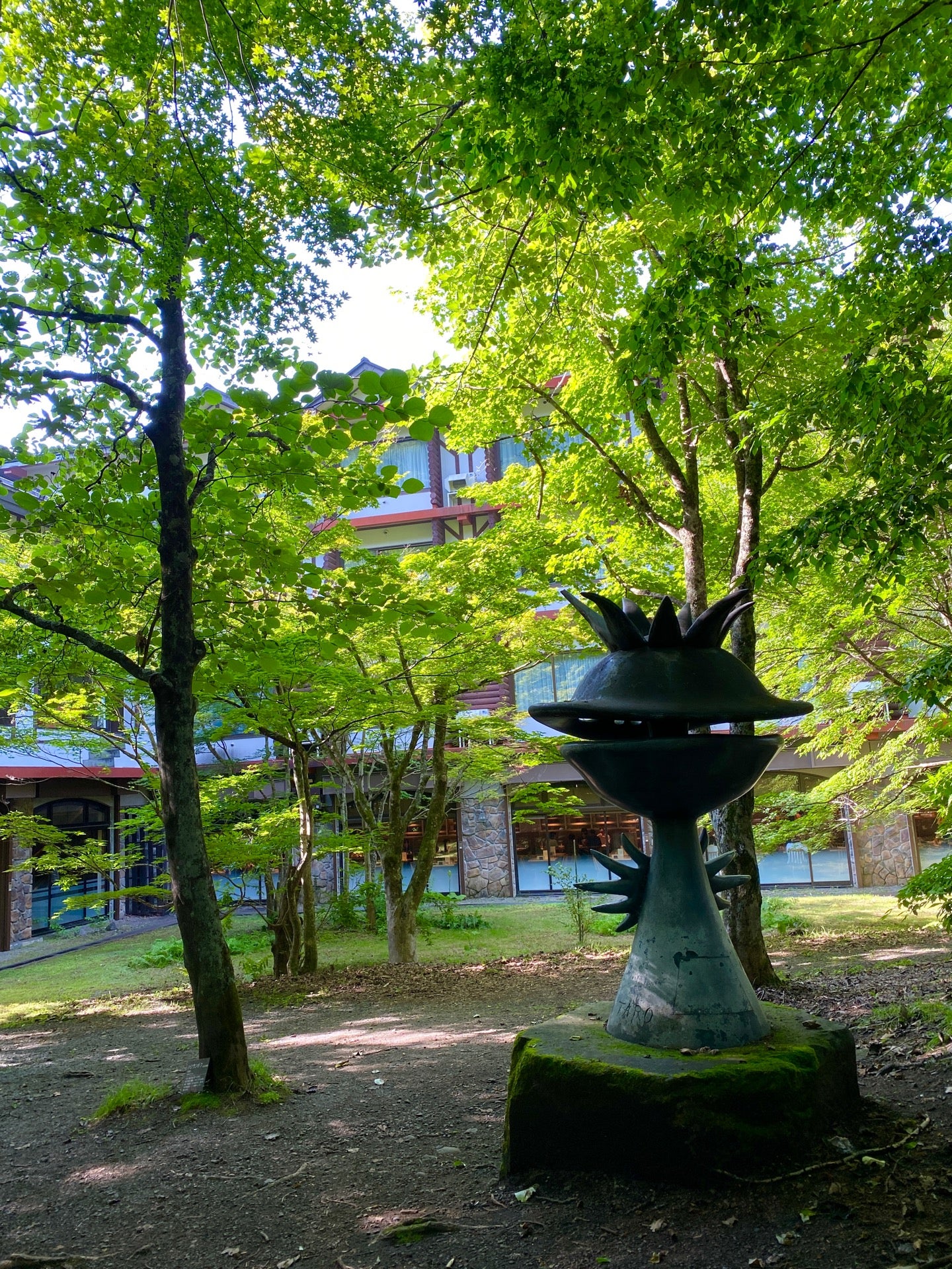 太郎カッパ神像の後ろ姿。 (@ 岡本太郎 《河童》 in 十和田市, 青森県) 太郎カッパ神像の後ろ姿。 (@ 岡本太郎 《河童》 in 十和田市, 青森県)