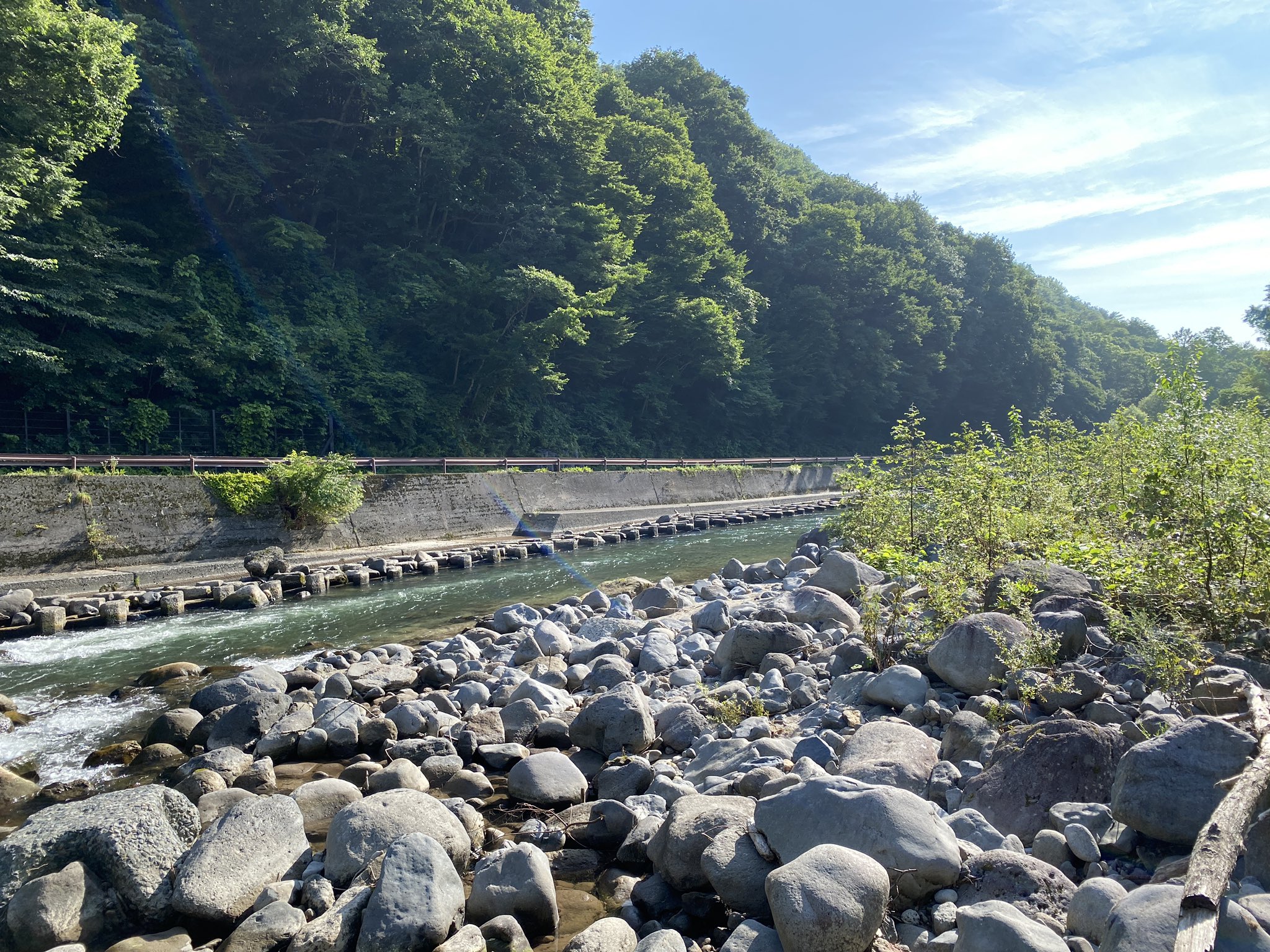 対岸は車が走ってるような道路だった。 対岸は車が走ってるような道路だった。