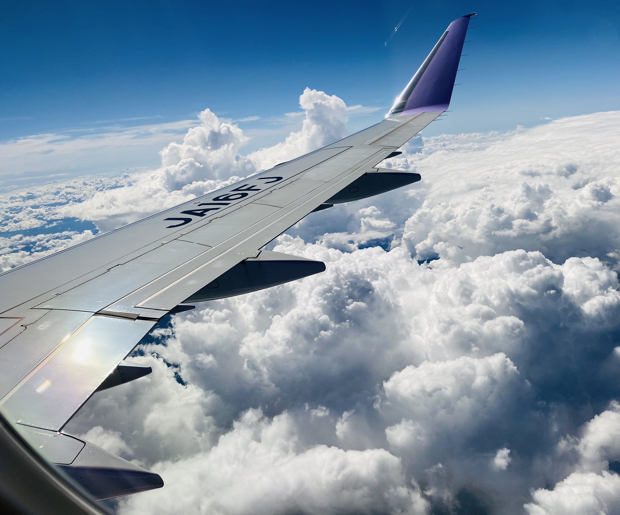 雲すごい。上空から何か2つ落ちてきてる。 雲すごい。上空から何か2つ落ちてきてる。