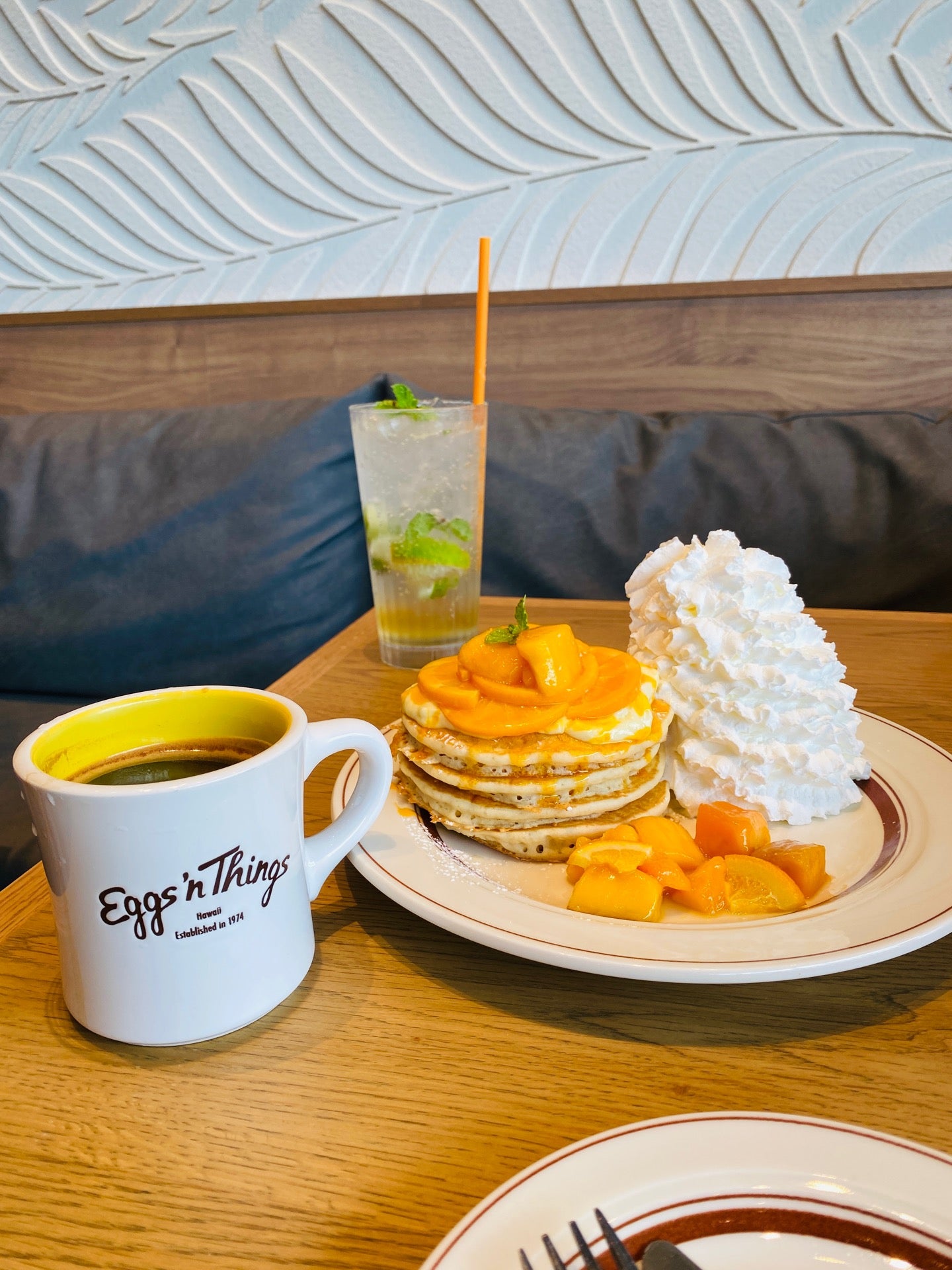 マンゴーとオレンジのパンケーキ、100%コナコーヒー、ライムミントスカッシュ。生クリームがタワーになっとる。 (@ eggs'n things mozoワンダーシティ店 in 名古屋市, 愛知県) マンゴーとオレンジのパンケーキ、100%コナコーヒー、ライムミントスカッシュ。生クリームがタワーになっとる。 (@ eggs'n things mozoワンダーシティ店 in 名古屋市, 愛知県)