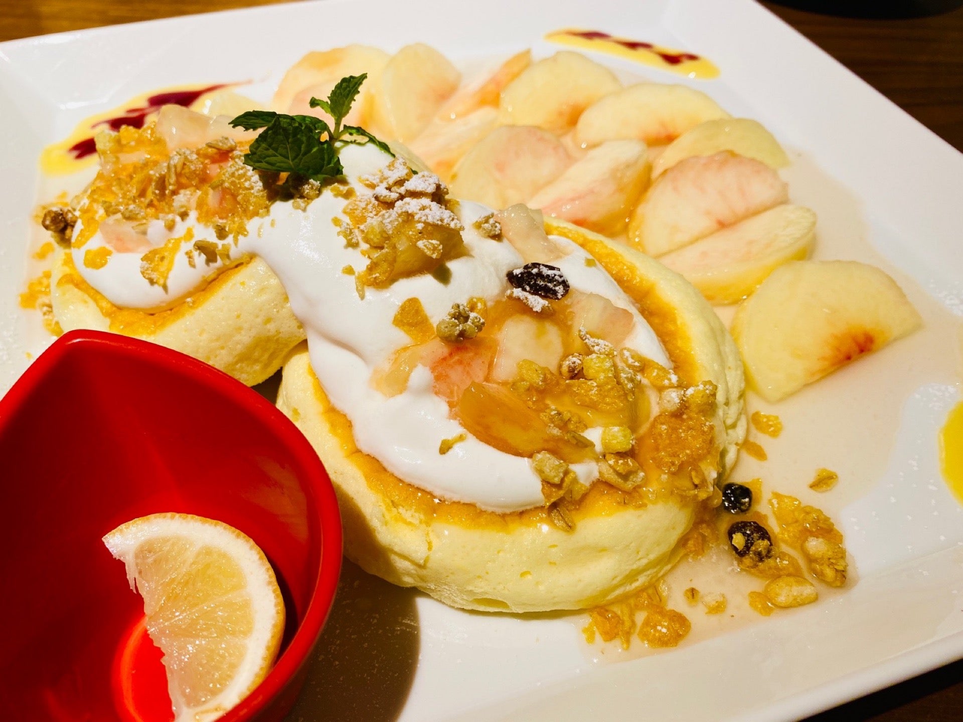 フレッシュ白桃のサマーパンケーキ。店内が涼しいので、思ったより冷たくなくて良かった。 (@ むさしの森珈琲 春日井篠木店 in 春日井市, 愛知県) フレッシュ白桃のサマーパンケーキ。店内が涼しいので、思ったより冷たくなくて良かった。 (@ むさしの森珈琲 春日井篠木店 in 春日井市, 愛知県)