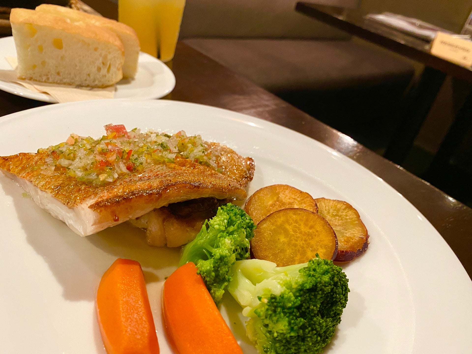 赤魚のポワレ ソースピストゥー たっぷり野菜のさっぱりビネガーソース。まだまだ暑いけど秋らしくサツマイモ添え。 (@ BRICK CAFE in 小牧市, 愛知県) 赤魚のポワレ ソースピストゥー たっぷり野菜のさっぱりビネガーソース。まだまだ暑いけど秋らしくサツマイモ添え。 (@ BRICK CAFE in 小牧市, 愛知県)