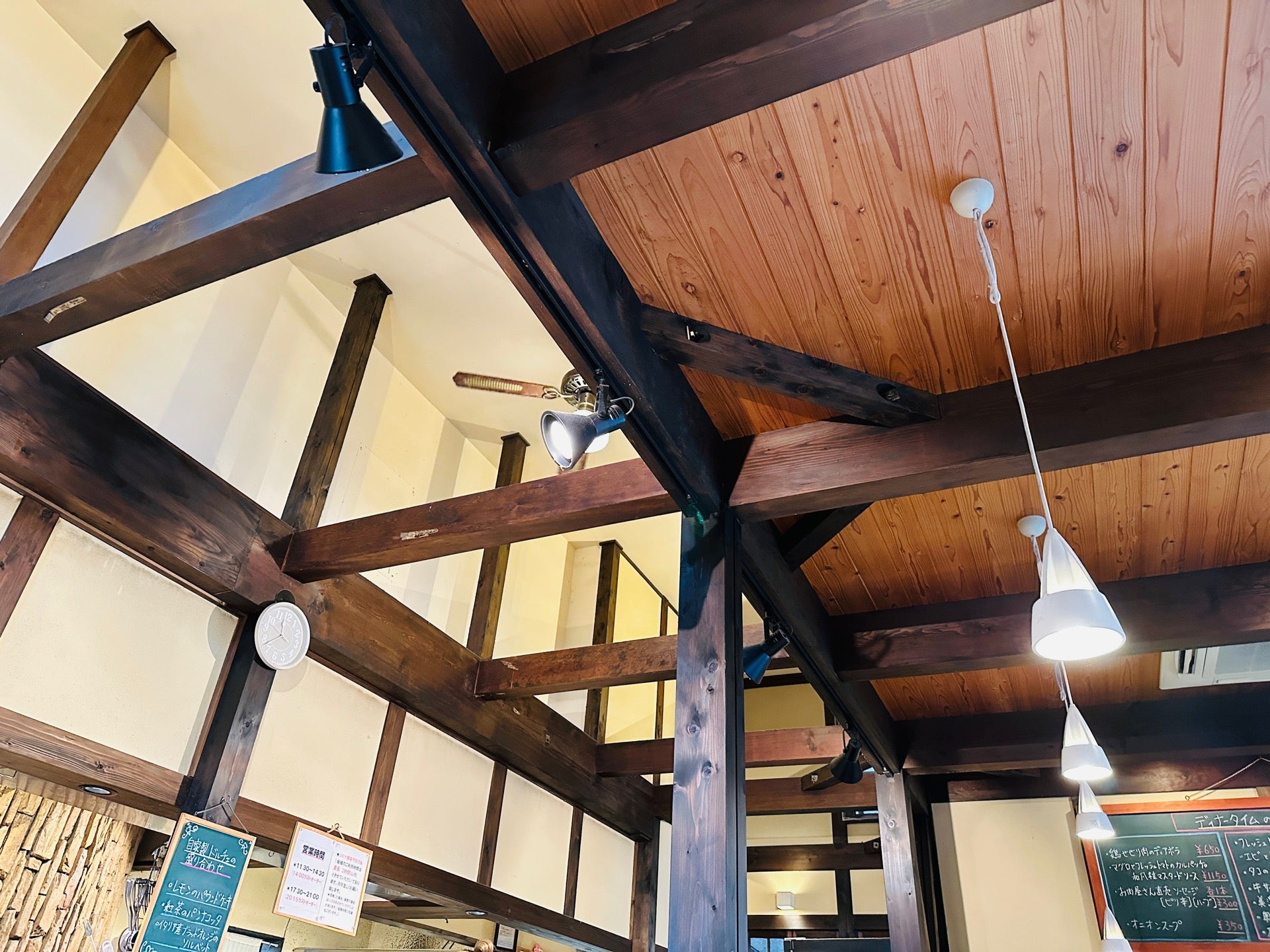 石田家 Pizzeria (イシダケピッツェリア) 11:30から開店ですぐに満席になってしまった。ピザ窯がある。 (@ 石田家 in Fuso, Aichi Prefecture) 石田家 Pizzeria (イシダケピッツェリア) 11:30から開店ですぐに満席になってしまった。ピザ窯がある。 (@ 石田家 in Fuso, Aichi Prefecture)