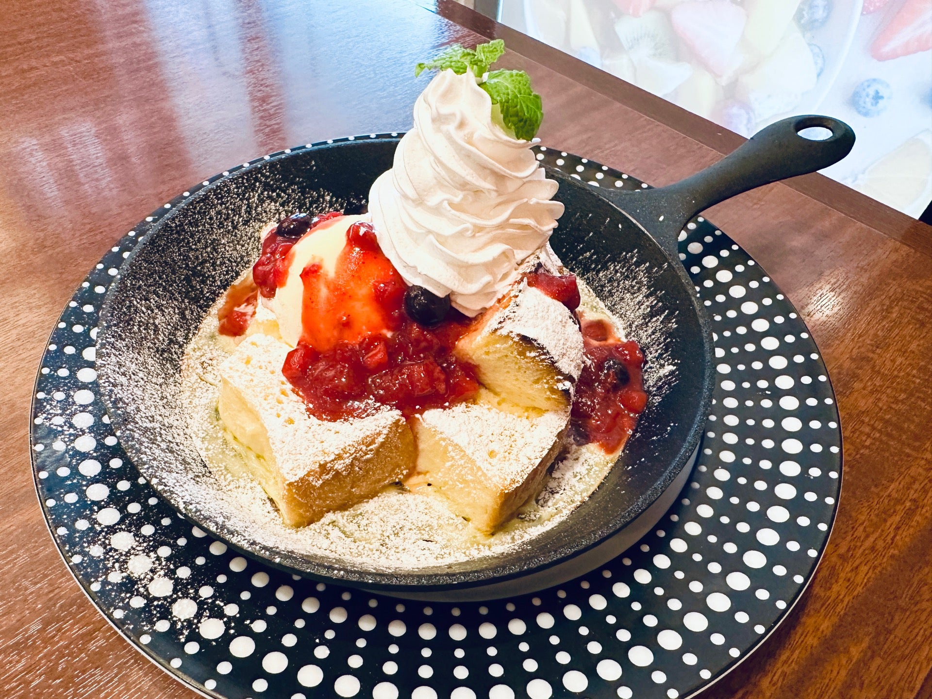 ベリーベリーフレンチトースト。熱い鉄板に冷たいアイスが溶けて(゚д゚)ウマー (@ New York Kitchen ARAI リーフウォーク稲沢店 in 稲沢市, 愛知県) ベリーベリーフレンチトースト。熱い鉄板に冷たいアイスが溶けて(゚д゚)ウマー (@ New York Kitchen ARAI リーフウォーク稲沢店 in 稲沢市, 愛知県)