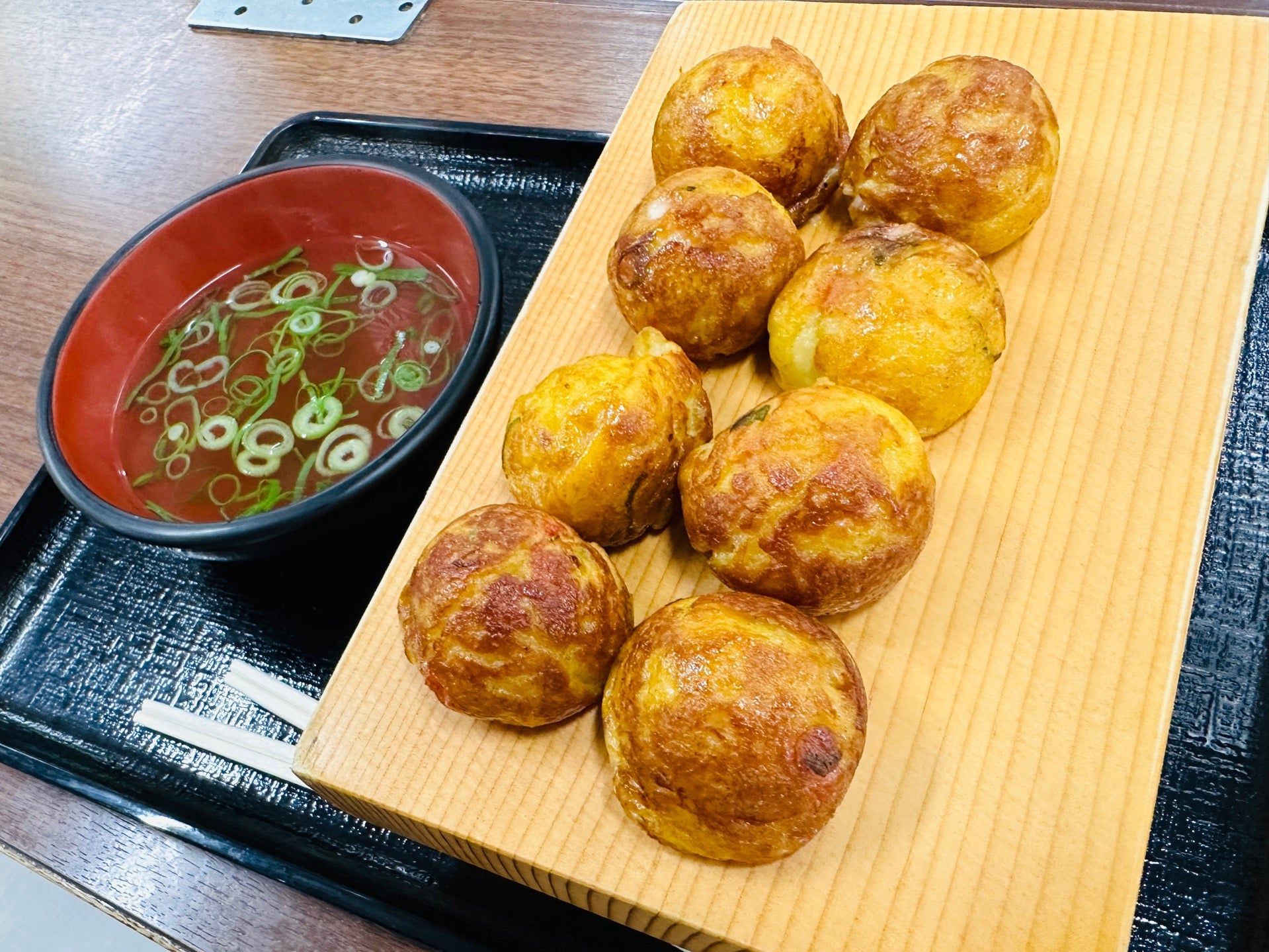 明石焼風だしたこ焼き。明石焼ではなく、タコ焼きをだしに付けて食べる。熱々うまい。 (@ たこ焼き専門店 たこばやし in 西宮市, 兵庫県) 明石焼風だしたこ焼き。明石焼ではなく、タコ焼きをだしに付けて食べる。熱々うまい。 (@ たこ焼き専門店 たこばやし in 西宮市, 兵庫県)