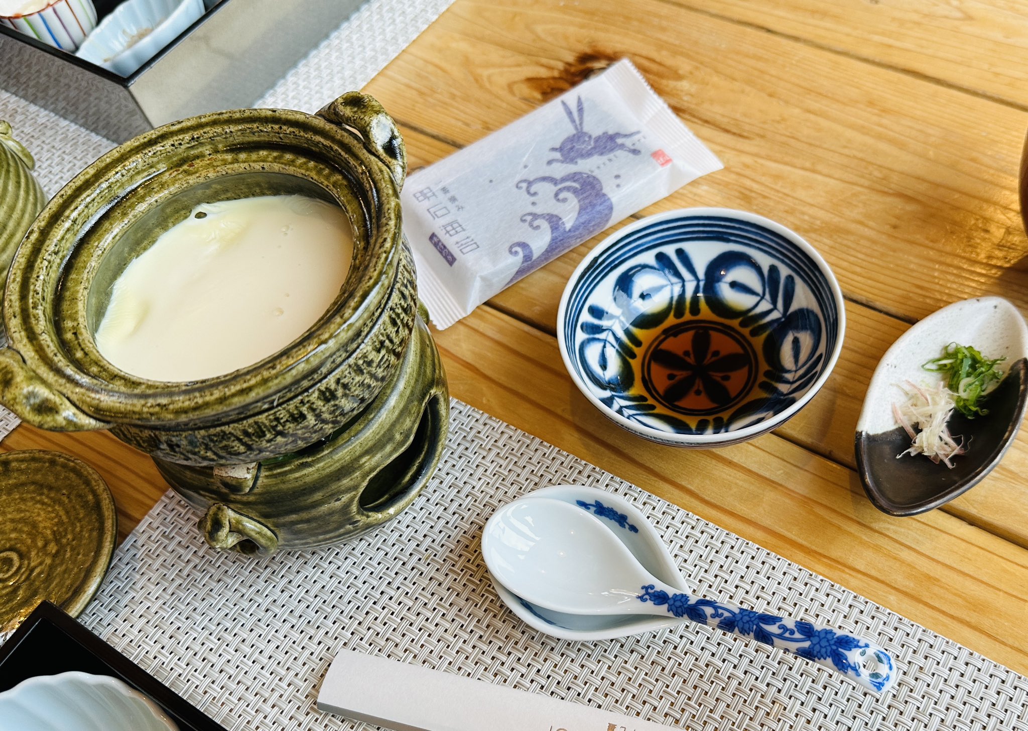 豆乳に火を入れて豆腐が出来ちゃう演出。出来立ての豆腐を食べられる。 豆乳に火を入れて豆腐が出来ちゃう演出。出来立ての豆腐を食べられる。