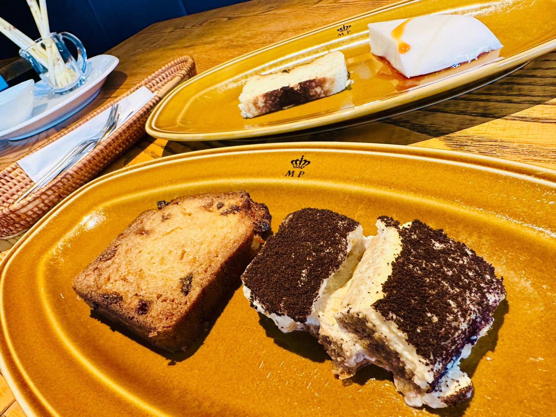 ラムレーズンのパウンドケーキ、ティラミス、チーズケーキ、ココナッツのババロア。 (@ イタリア料理 Kan in 小牧市, 愛知県) ラムレーズンのパウンドケーキ、ティラミス、チーズケーキ、ココナッツのババロア。 (@ イタリア料理 Kan in 小牧市, 愛知県)