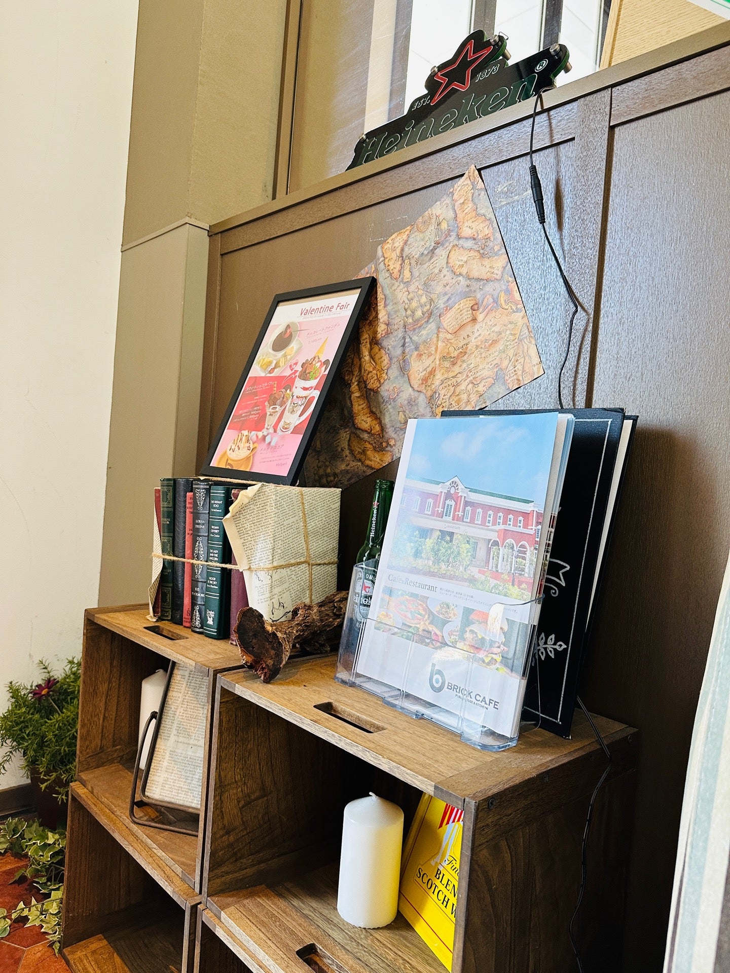 平日の昼間だけど駐車場はほぼ満車で店内はほぼ女性しかいない。 (@ BRICK CAFE in 小牧市, 愛知県) 平日の昼間だけど駐車場はほぼ満車で店内はほぼ女性しかいない。 (@ BRICK CAFE in 小牧市, 愛知県)