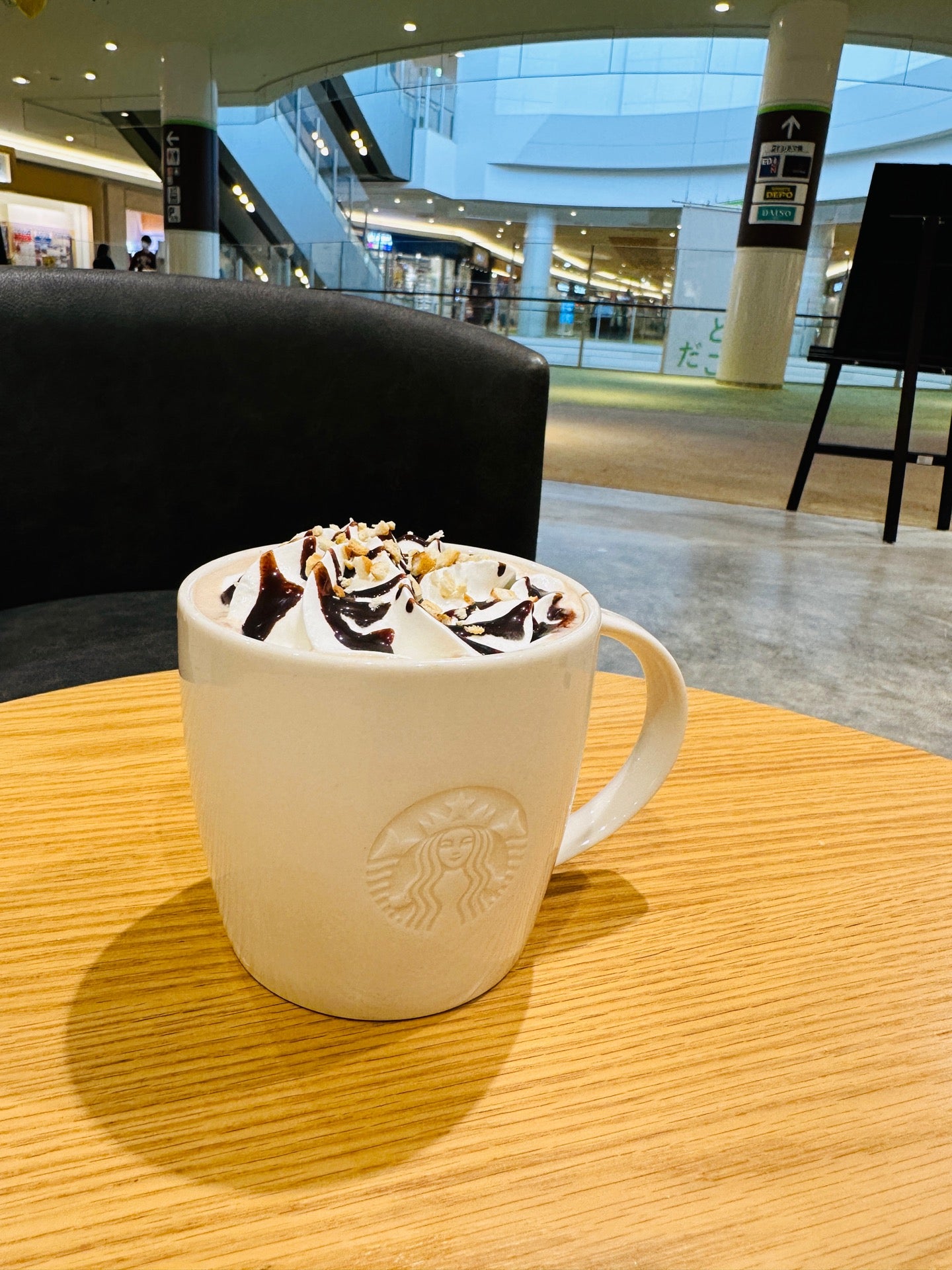 サリー・ブラウン オーツミルク カフェ モカ with チョコレート プレッツェル at スターバックス 上小田井mozoワンダーシティ 4階店 (@ Starbucks in 名古屋市西区, 愛知県) サリー・ブラウン オーツミルク カフェ モカ with チョコレート プレッツェル at スターバックス 上小田井mozoワンダーシティ 4階店 (@ Starbucks in 名古屋市西区, 愛知県)