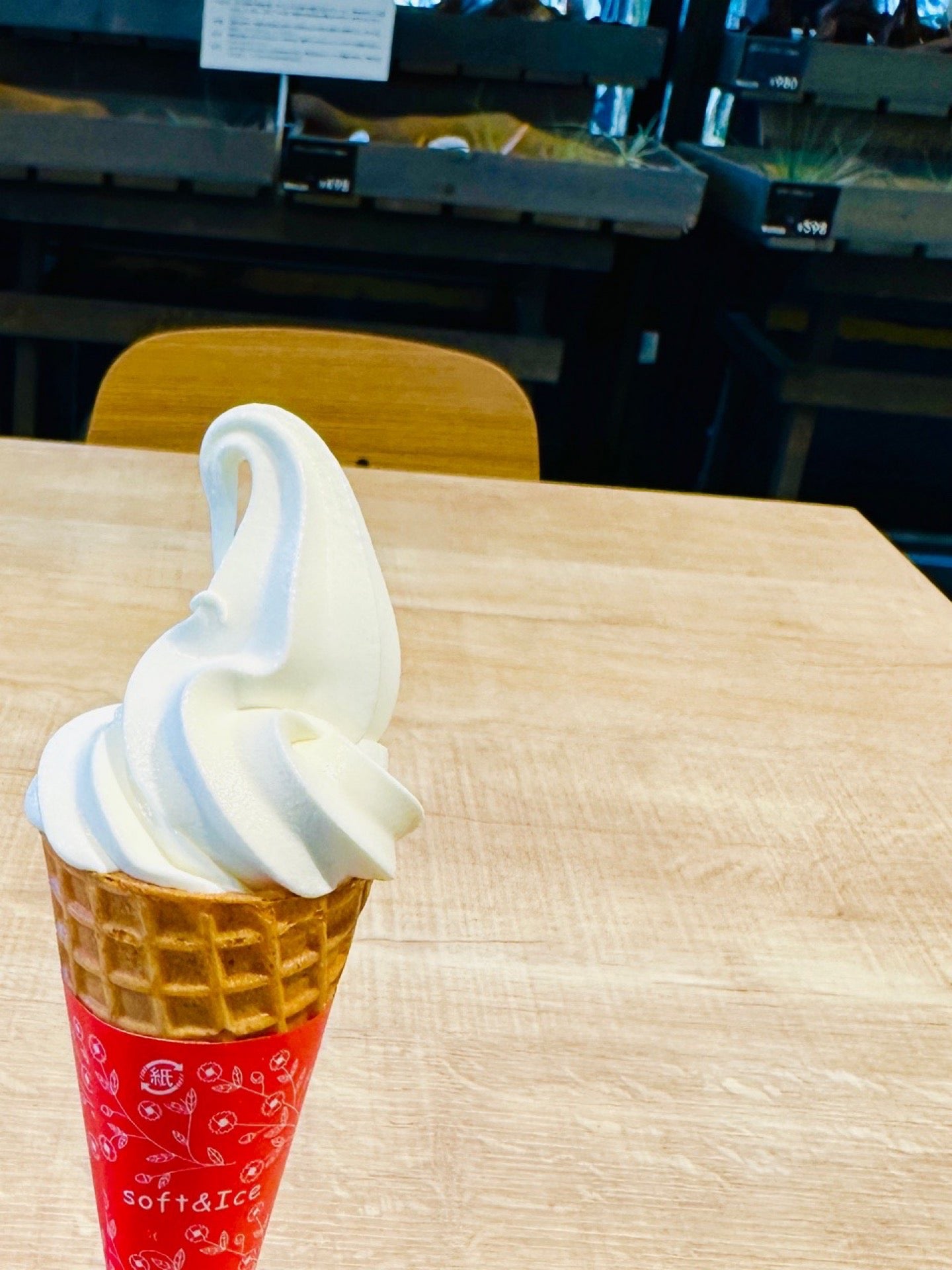 マフィンが美味しそうだけど昼ごはんに備えてミニソフトクリーム(税込み100円)のみ(*゚~゚*)モグ モグ (@ CAFE BRICCO) マフィンが美味しそうだけど昼ごはんに備えてミニソフトクリーム(税込み100円)のみ(*゚~゚*)モグ モグ (@ CAFE BRICCO)