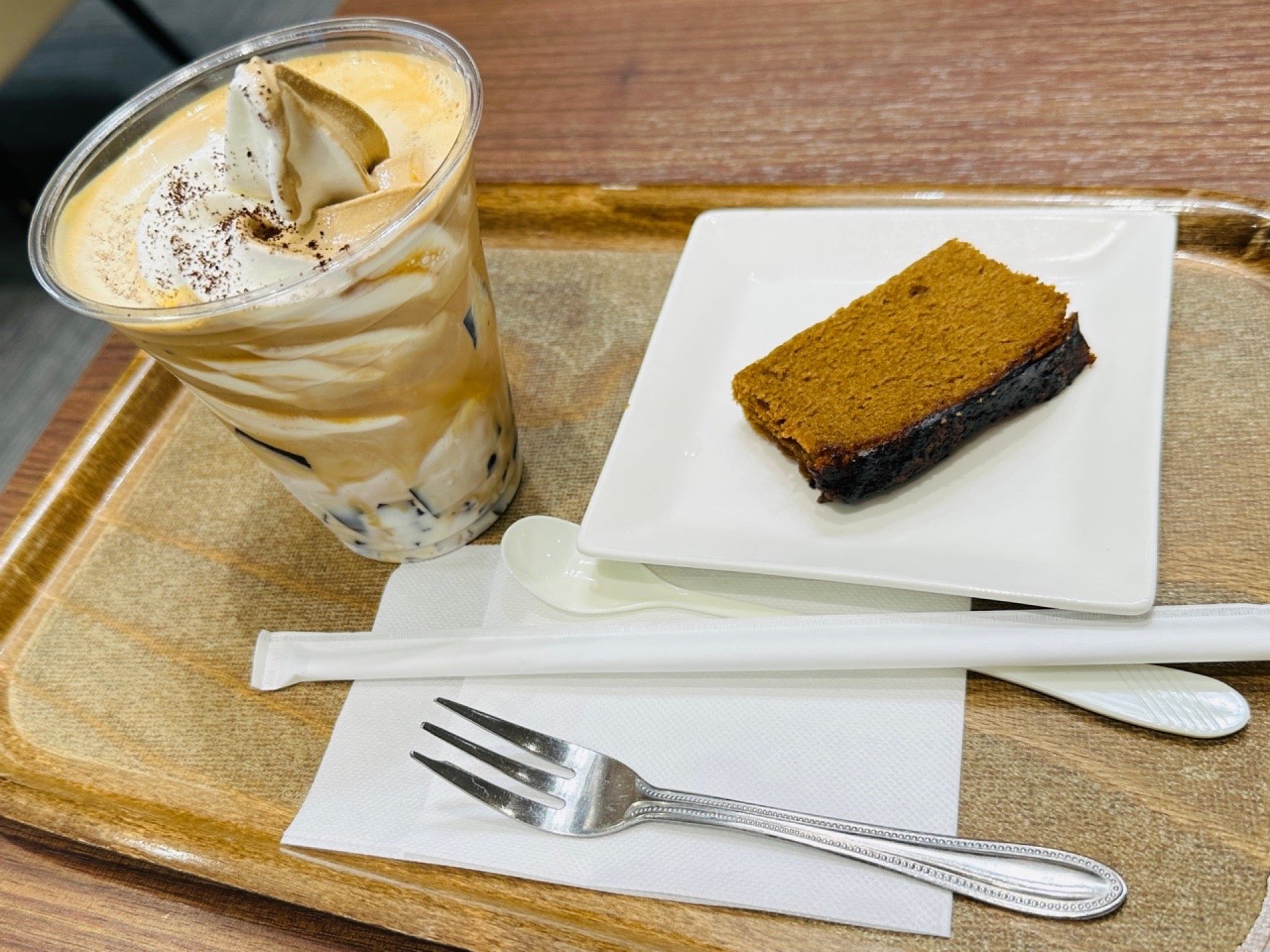 アイスカフェラテゼリー & 黒の珈琲 焼き菓子。アイスラテゼリーのソフトクリームは3種から選べる(バニラ、カフェオレ、ミックスかな?)。コーヒーゼリー入り。 (@ 小川珈琲 木曽川店 in 愛知県) アイスカフェラテゼリー & 黒の珈琲 焼き菓子。アイスラテゼリーのソフトクリームは3種から選べる(バニラ、カフェオレ、ミックスかな?)。コーヒーゼリー入り。 (@ 小川珈琲 木曽川店 in 愛知県)