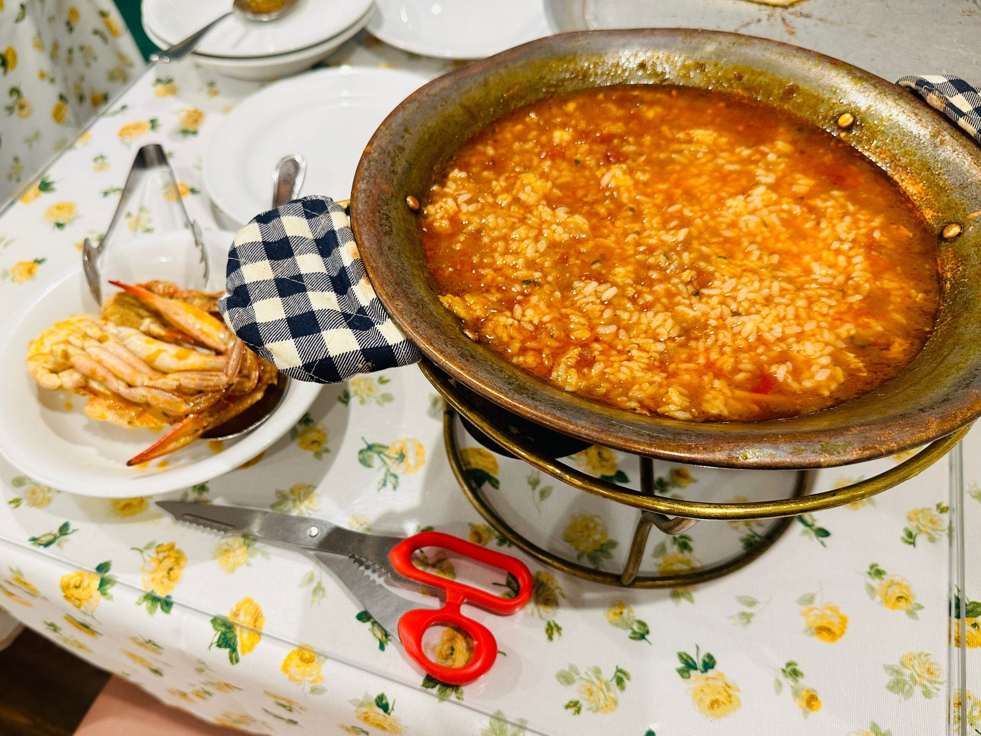 渡り蟹のパスタを食べると、スープでリゾットをその場で作ってくれる(∩´∀`)∩ カニを食べるためのハサミもあり (@ キャナリィ・ロウ 岩倉店 in 岩倉市, 愛知県) 渡り蟹のパスタを食べると、スープでリゾットをその場で作ってくれる(∩´∀`)∩ カニを食べるためのハサミもあり (@ キャナリィ・ロウ 岩倉店 in 岩倉市, 愛知県)