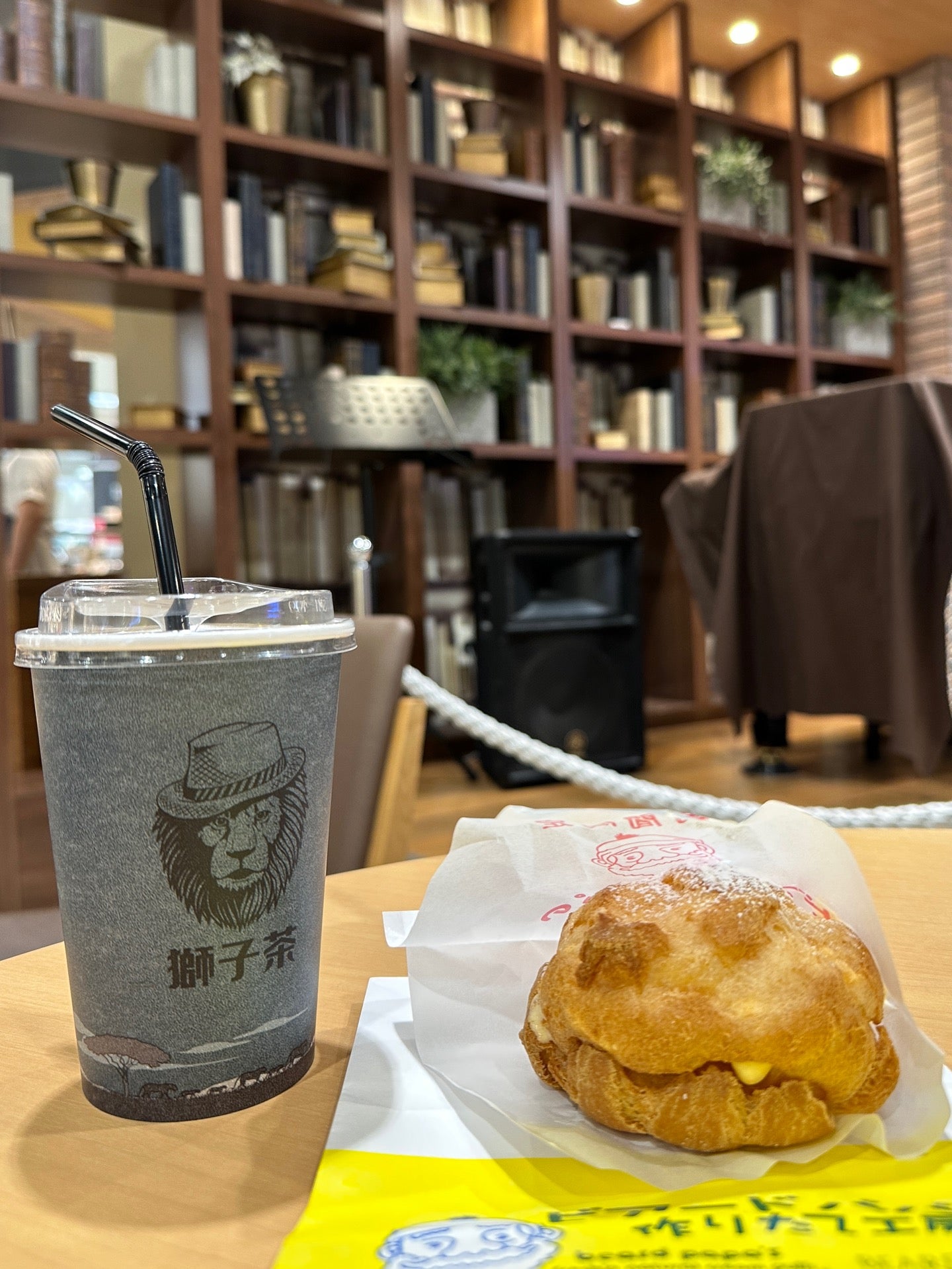 ビアードパパ 期間限定メロンシュー with LION TEA 獅子茶 白桃烏龍ミルクティー (@ ビアードパパ in 各務原市, 岐阜県) ビアードパパ 期間限定メロンシュー with LION TEA 獅子茶 白桃烏龍ミルクティー (@ ビアードパパ in 各務原市, 岐阜県)