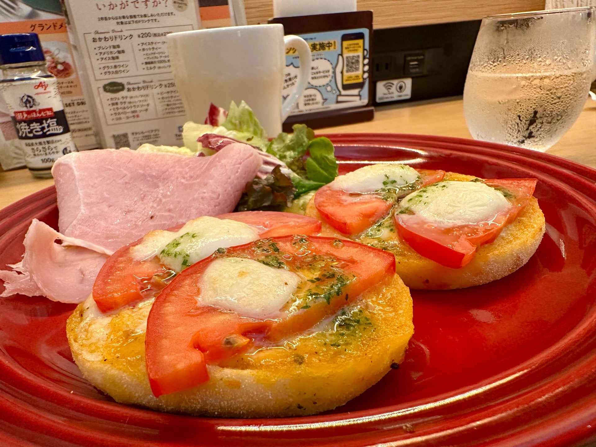 マフィンサンド 〜モッツァレラとトマトのカプレーゼ 国産ハム添え〜 (゚д゚)ウマー サラダドレッシングがレモン風味 (@ むさしの森珈琲 春日井篠木店 in 春日井市, 愛知県) マフィンサンド 〜モッツァレラとトマトのカプレーゼ 国産ハム添え〜 (゚д゚)ウマー サラダドレッシングがレモン風味 (@ むさしの森珈琲 春日井篠木店 in 春日井市, 愛知県)
