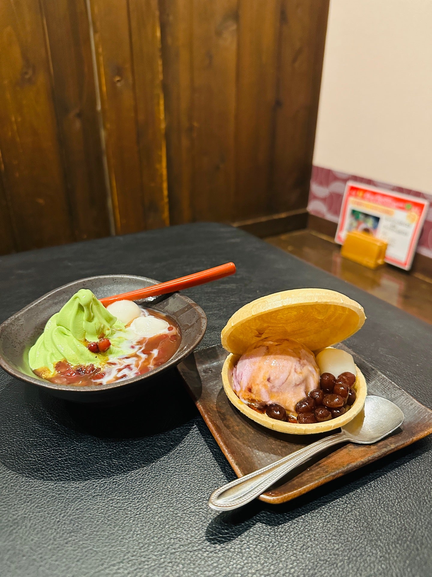 甘味スイーツ。桜小町特製冷やしぜんざい 練乳を添えて 宇治抹茶ソフトクリーム入り。紫芋の最中 白玉と黒蜜で和風仕立て。 (@ 洋麺茶屋 ニーニャニーニョ 桜小町 北名古屋店 in 北名古屋市, 愛知県) 甘味スイーツ。桜小町特製冷やしぜんざい 練乳を添えて 宇治抹茶ソフトクリーム入り。紫芋の最中 白玉と黒蜜で和風仕立て。 (@ 洋麺茶屋 ニーニャニーニョ 桜小町 北名古屋店 in 北名古屋市, 愛知県)