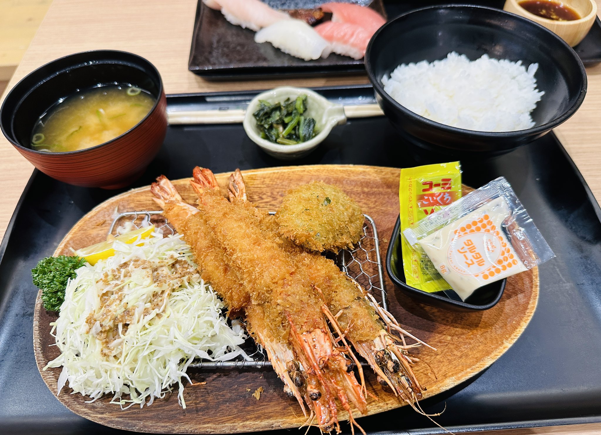 魚屋の海老フライ定食。ピーマンフライもついてくる。ウスターソースとタルタルソース。 魚屋の海老フライ定食。ピーマンフライもついてくる。ウスターソースとタルタルソース。