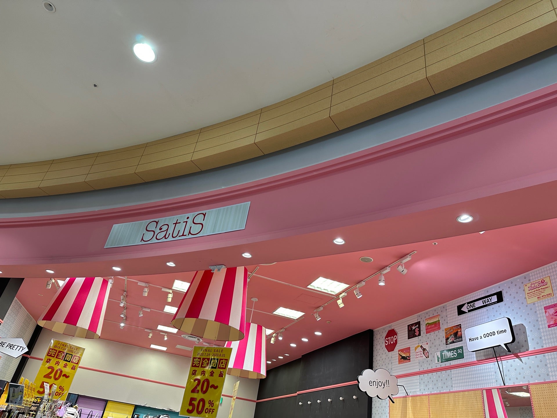 4月にオープンしたばかりのお店がもう「完全閉店 Final Sale」だって。。。 (@ SatiS サティス in 一宮市, 愛知県) 4月にオープンしたばかりのお店がもう「完全閉店 Final Sale」だって。。。 (@ SatiS サティス in 一宮市, 愛知県)