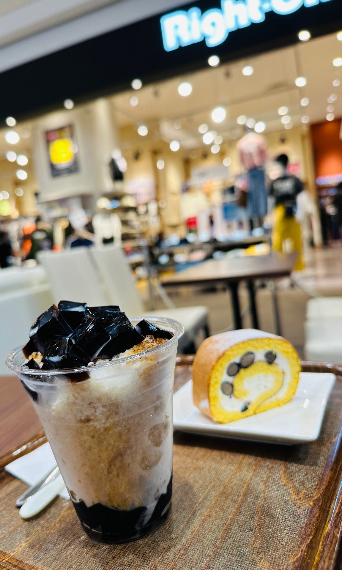 フローズンカフェゼリー、ドリンクと間違えて買ってしまった(;´∀`) 京ろーる (お米のロールケーキ) しっとりして美味しい。 (@ 小川珈琲 木曽川店 in 愛知県) フローズンカフェゼリー、ドリンクと間違えて買ってしまった(;´∀`) 京ろーる (お米のロールケーキ) しっとりして美味しい。 (@ 小川珈琲 木曽川店 in 愛知県)